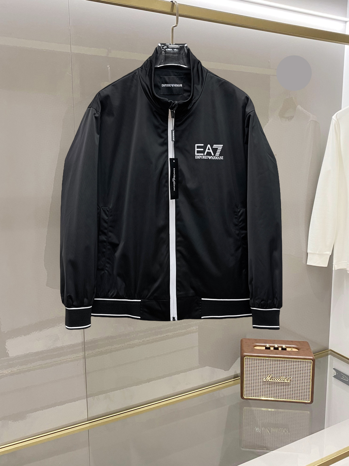 NO:732373,Armani 2026 spring new jacket, the new product on the show is in perfect condition, comfortable and warm, complete with three labels, full and attractive color, very outstanding design, easily upgrades the fashion sense, extremely elegant and rigorous workmanship, neat and meticulous wiring!  A masterpiece from a famous designer!  The upper body does not look bloated and is super handsome!  Available sizes M ~ 3XL,,armani,jackets & coats,jackets & coats,19860909阿玛尼 2026开春新款夹克外套,秀场新品品相非常完美,舒适保暖,三标齐全色泽饱满诱人,非常出彩的设计,轻松将时髦感进阶,做工极为考究严谨,走线工整细致！大牌设计师巨作！上身不显臃肿、超级帅气！现货码数M ～ 3XL,,armani,jackets & coats,jackets & coats,,Men's clothing