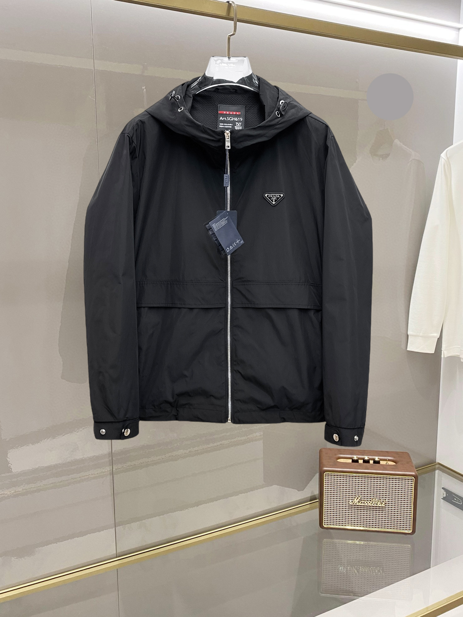 NO:732358,Prada's 2026 spring new jacket, the new product on the show is in perfect condition, comfortable and warm, complete with three colors, full and attractive colors, very outstanding design, easily upgrades the fashion sense, extremely elegant and rigorous workmanship, neat and meticulous wiring!  A masterpiece from a famous designer!  The upper body does not look bloated and is super handsome!  Available sizes M ~ 3XL,,prada,jackets & coats,jackets & coats,19860909普拉达 2026开春新款夹克外套,秀场新品品相非常完美,舒适保暖,三标齐全色泽饱满诱人,非常出彩的设计,轻松将时髦感进阶,做工极为考究严谨,走线工整细致！大牌设计师巨作！上身不显臃肿、超级帅气！现货码数M ～ 3XL,,prada,jackets & coats,jackets & coats,,Men's clothing