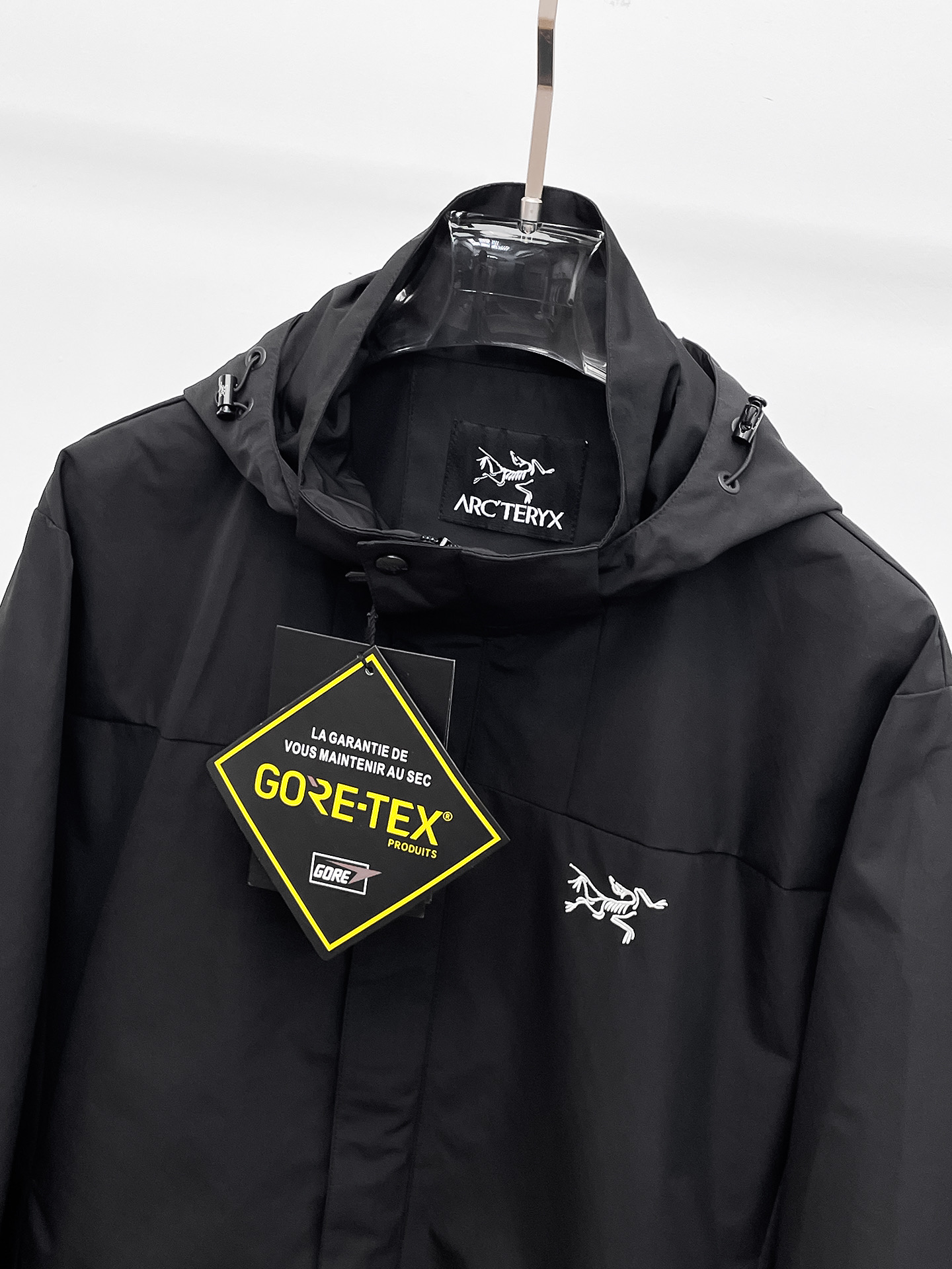 💰510 始祖鸟 2025秋季新款夹克外套，秀场新品‼品相非常完美，舒适保暖，三标齐全色泽饱满诱人，非常出彩的设计，轻松将时髦感进阶，做工极为考究严谨，走线工整细致！大牌设计师巨作！上身不显臃肿、超级帅气！现货码数：M ～ 3XL