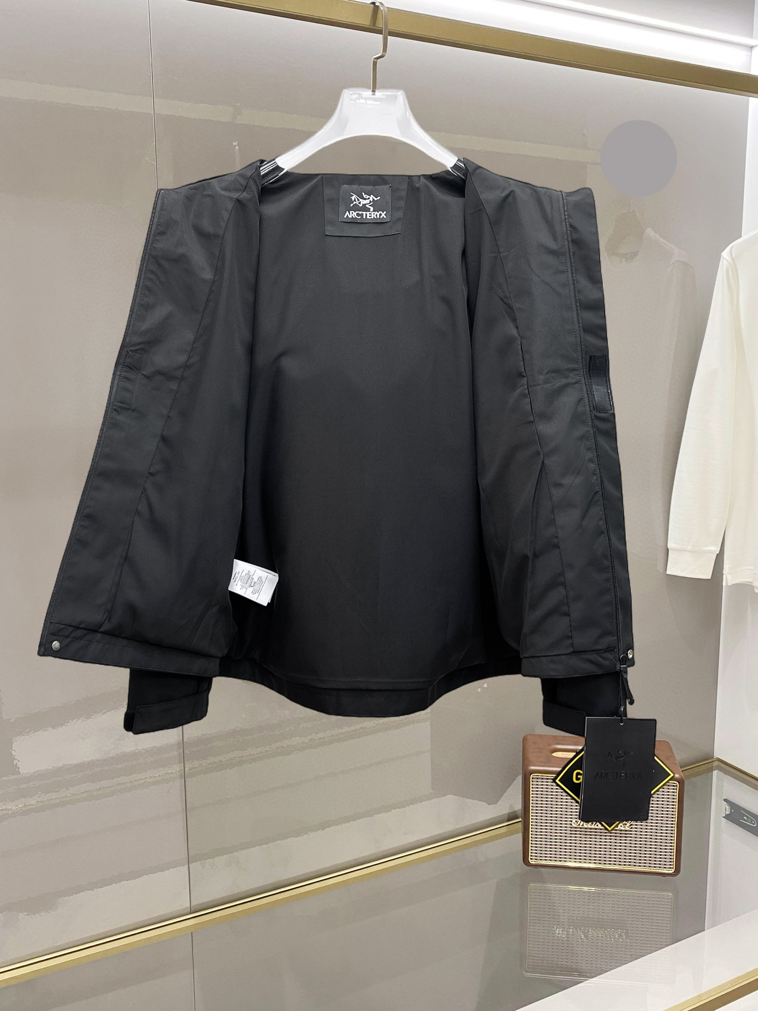 💰510 始祖鸟 2025秋季新款夹克外套，秀场新品‼品相非常完美，舒适保暖，三标齐全色泽饱满诱人，非常出彩的设计，轻松将时髦感进阶，做工极为考究严谨，走线工整细致！大牌设计师巨作！上身不显臃肿、超级帅气！现货码数：M ～ 3XL