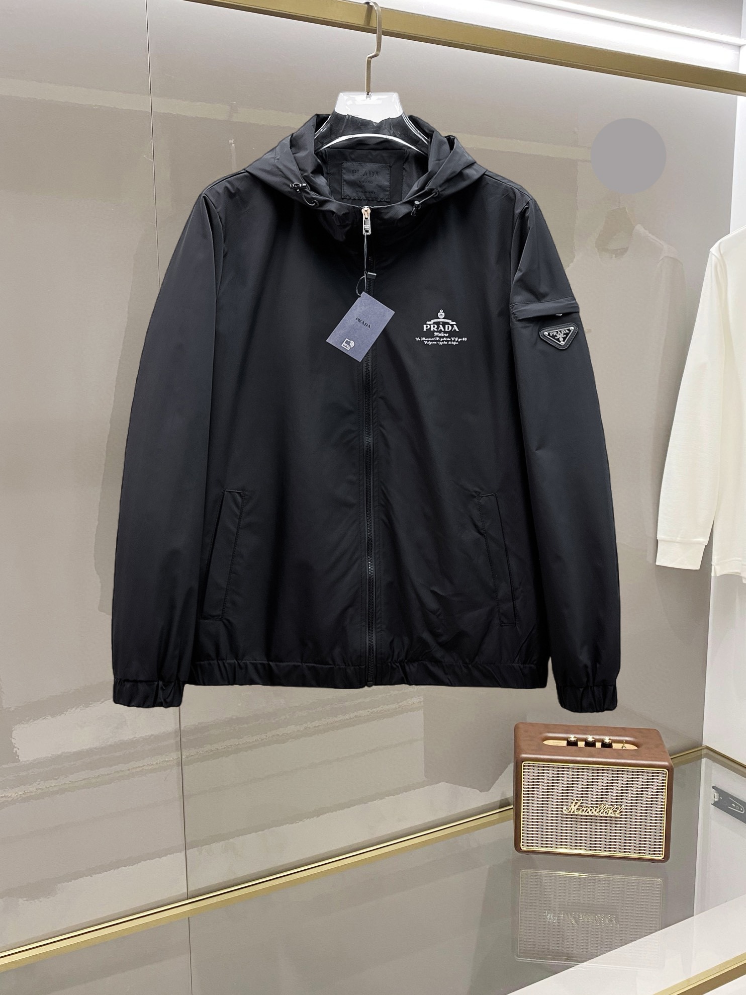 NO:732338,Prada's 2026 spring new jacket, the new product on the show is in perfect condition, comfortable and warm, complete with three colors, full and attractive colors, very outstanding design, easily upgrades the fashion sense, extremely elegant and rigorous workmanship, neat and meticulous wiring!  A masterpiece from a famous designer!  The upper body does not look bloated and is super handsome!  Available sizes M ~ 3XL,,prada,jackets & coats,jackets & coats,19860909普拉达 2026开春新款夹克外套,秀场新品品相非常完美,舒适保暖,三标齐全色泽饱满诱人,非常出彩的设计,轻松将时髦感进阶,做工极为考究严谨,走线工整细致！大牌设计师巨作！上身不显臃肿、超级帅气！现货码数M ～ 3XL,,prada,jackets & coats,jackets & coats,,Men's clothing