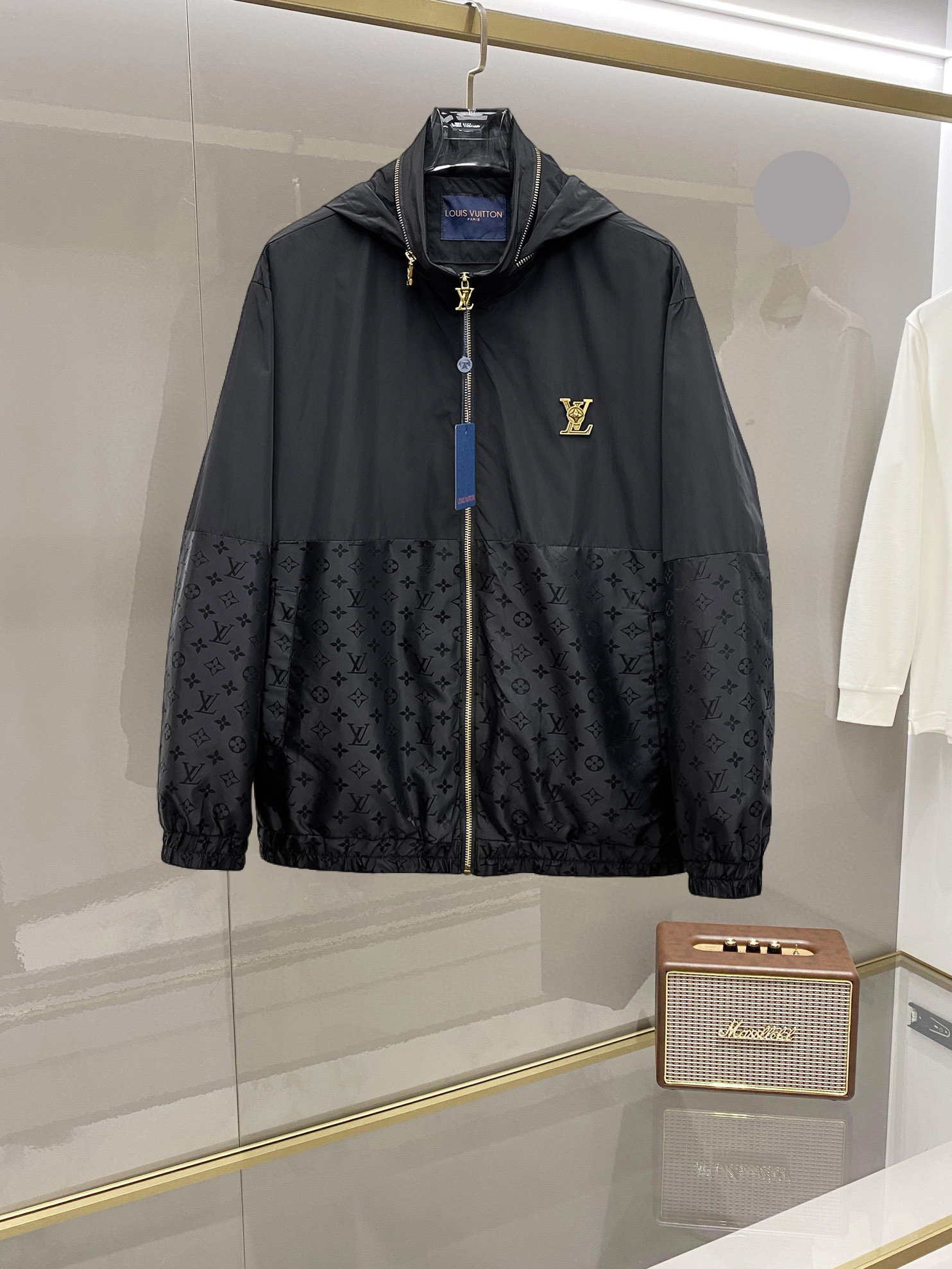 NO:732350,LV 2026 spring new jacket, the new product on the show is in perfect condition, comfortable and warm, complete with three labels, full and attractive color, very outstanding design, easily upgrades the fashion sense, extremely elegant and rigorous workmanship, neat and meticulous wiring!  A masterpiece from a famous designer!  The upper body does not look bloated and is super handsome!  Available size M ~ 3XL,,louis vuitton,jackets & coats,jackets & coats,19860909LV 2026开春新款夹克外套,秀场新品品相非常完美,舒适保暖,三标齐全色泽饱满诱人,非常出彩的设计,轻松将时髦感进阶,做工极为考究严谨,走线工整细致！大牌设计师巨作！上身不显臃肿、超级帅气！现货码数M ～ 3XL,,louis vuitton,jackets & coats,jackets & coats,,Men's clothing