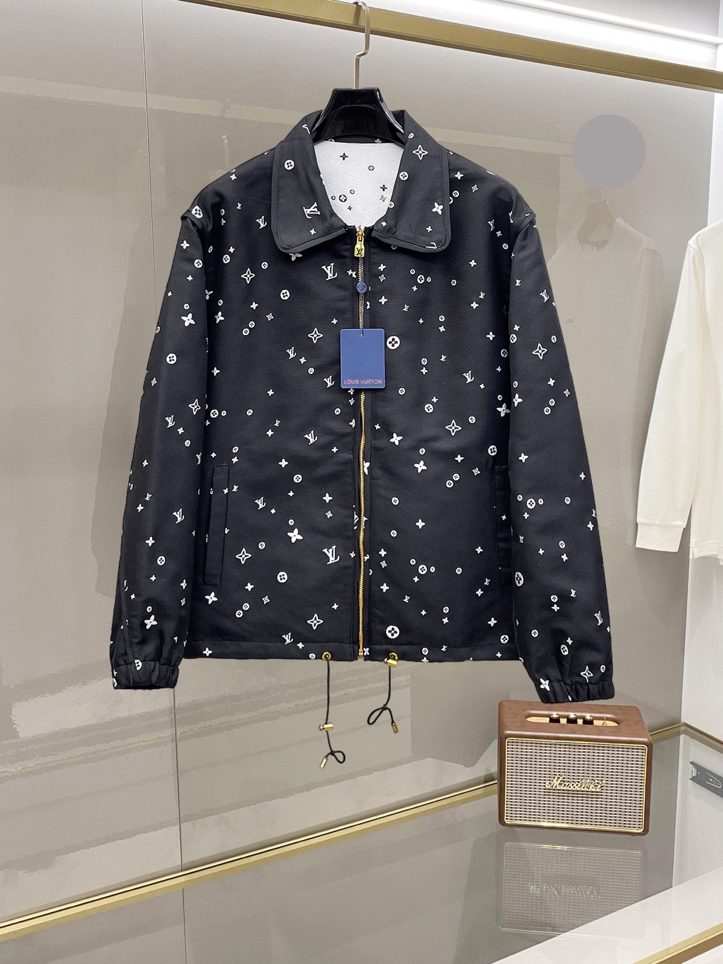 NO:732342,LV 2026 spring new jacket, the new product on the show is in perfect condition, comfortable and warm, complete with three labels, full and attractive color, very outstanding design, easily upgrades the fashion sense, extremely elegant and rigorous workmanship, neat and meticulous wiring!  A masterpiece from a famous designer!  The upper body does not look bloated and is super handsome!  Available size M ~ 3XL,,louis vuitton,jackets & coats,jackets & coats,19860909LV 2026开春新款夹克外套,秀场新品品相非常完美,舒适保暖,三标齐全色泽饱满诱人,非常出彩的设计,轻松将时髦感进阶,做工极为考究严谨,走线工整细致！大牌设计师巨作！上身不显臃肿、超级帅气！现货码数M ～ 3XL,,louis vuitton,jackets & coats,jackets & coats,,Men's clothing