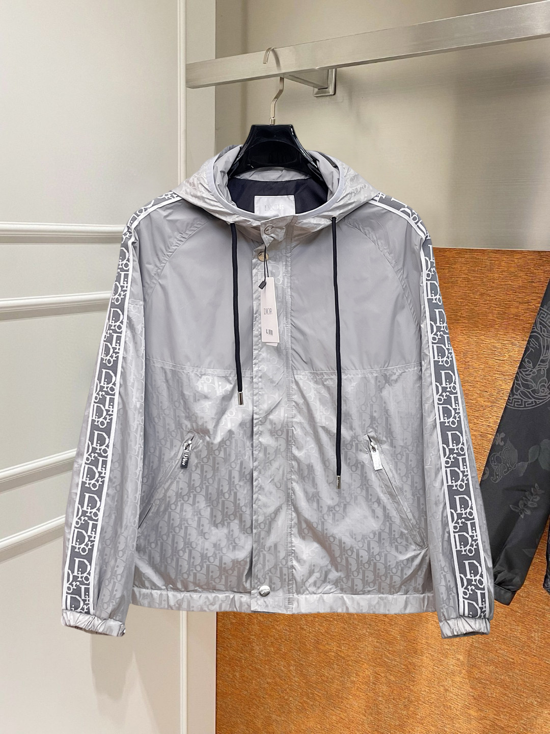 NO:746858,Dior's 2026 spring new jacket, the new product on the show is in perfect condition, comfortable and warm, complete with three labels, full and attractive color, very outstanding design, easily upgrades the fashion sense, extremely sophisticated and rigorous workmanship, neat and meticulous wiring!  A masterpiece from a famous designer!  The upper body does not look bloated and is super handsome!  Available sizes M ~ XXXL,,dior,jackets & coats,jackets & coats,19860909迪奥 2026开春新款夹克外套,秀场新品品相非常完美,舒适保暖,三标齐全色泽饱满诱人,非常出彩的设计,轻松将时髦感进阶,做工极为考究严谨,走线工整细致！大牌设计师巨作！上身不显臃肿、超级帅气！现货码数M ～ XXXL,,dior,jackets & coats,jackets & coats,,Men's clothing