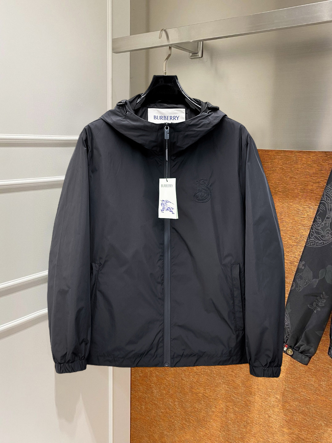 NO:746860,Burberry's 2026 spring new jacket, the new product on the show is in perfect condition, comfortable and warm, complete with three colors, full and attractive color, very outstanding design, easily upgrades the fashion sense, extremely elegant and rigorous workmanship, neat and meticulous wiring!  A masterpiece from a famous designer!  The upper body does not look bloated and is super handsome!  Available size M ~ XXXL,,burberry,jackets & coats,jackets & coats,19860909巴宝莉 2026开春新款夹克外套,秀场新品品相非常完美,舒适保暖,三标齐全色泽饱满诱人,非常出彩的设计,轻松将时髦感进阶,做工极为考究严谨,走线工整细致！大牌设计师巨作！上身不显臃肿、超级帅气！现货码数M ～ XXXL,,burberry,jackets & coats,jackets & coats,,Men's clothing