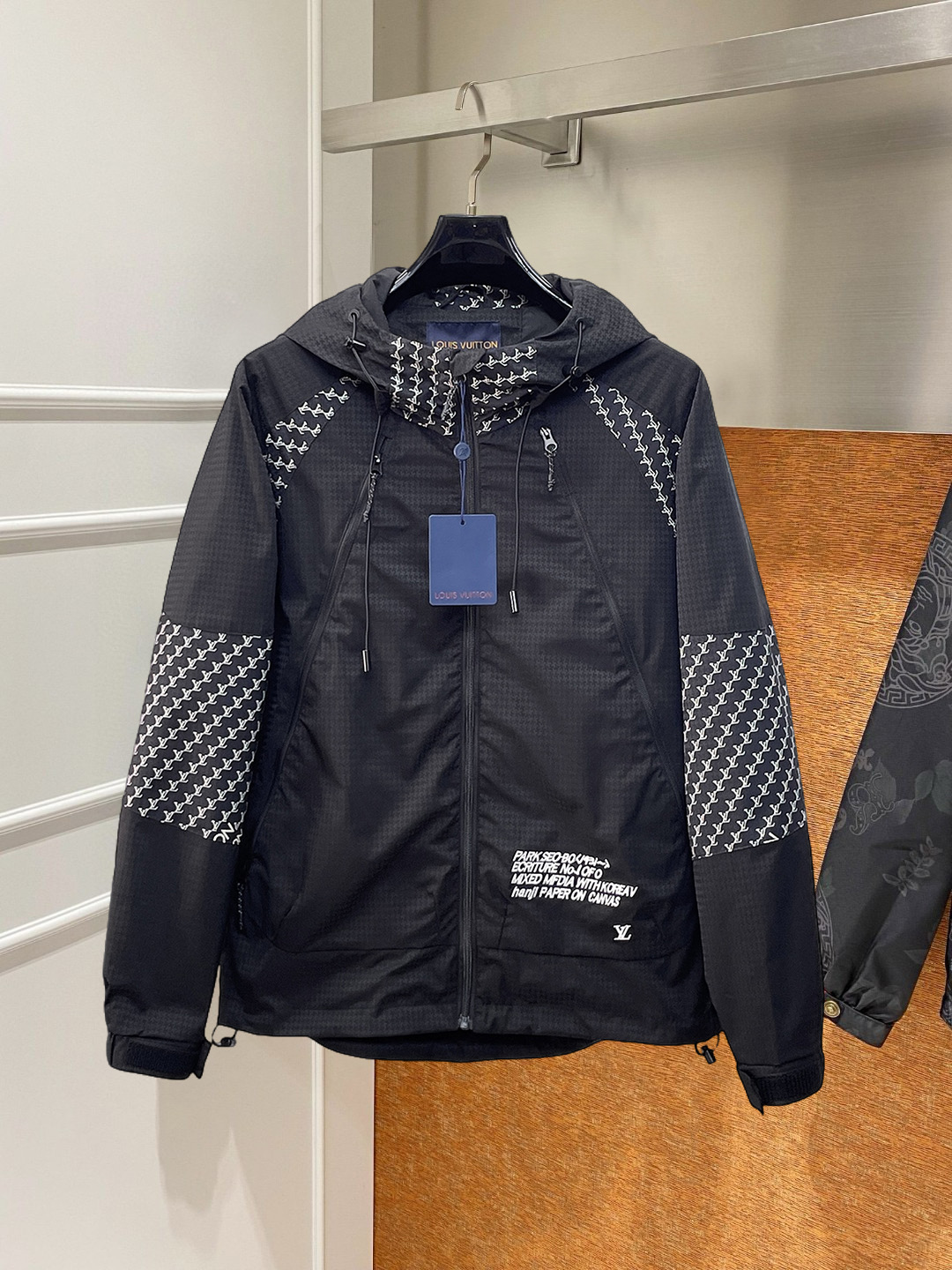 NO:746859,LV 2026 spring new jacket, the new product on the show is in perfect condition, comfortable and warm, complete with three labels, full and attractive color, very outstanding design, easily upgrades the fashion sense, extremely elegant and rigorous workmanship, neat and meticulous wiring!  A masterpiece from a famous designer!  The upper body does not look bloated and is super handsome!  Available size M ~ XXXL,,louis vuitton,jackets & coats,jackets & coats,19860909LV 2026开春新款夹克外套,秀场新品品相非常完美,舒适保暖,三标齐全色泽饱满诱人,非常出彩的设计,轻松将时髦感进阶,做工极为考究严谨,走线工整细致！大牌设计师巨作！上身不显臃肿、超级帅气！现货码数M ～ XXXL,,louis vuitton,jackets & coats,jackets & coats,,Men's clothing