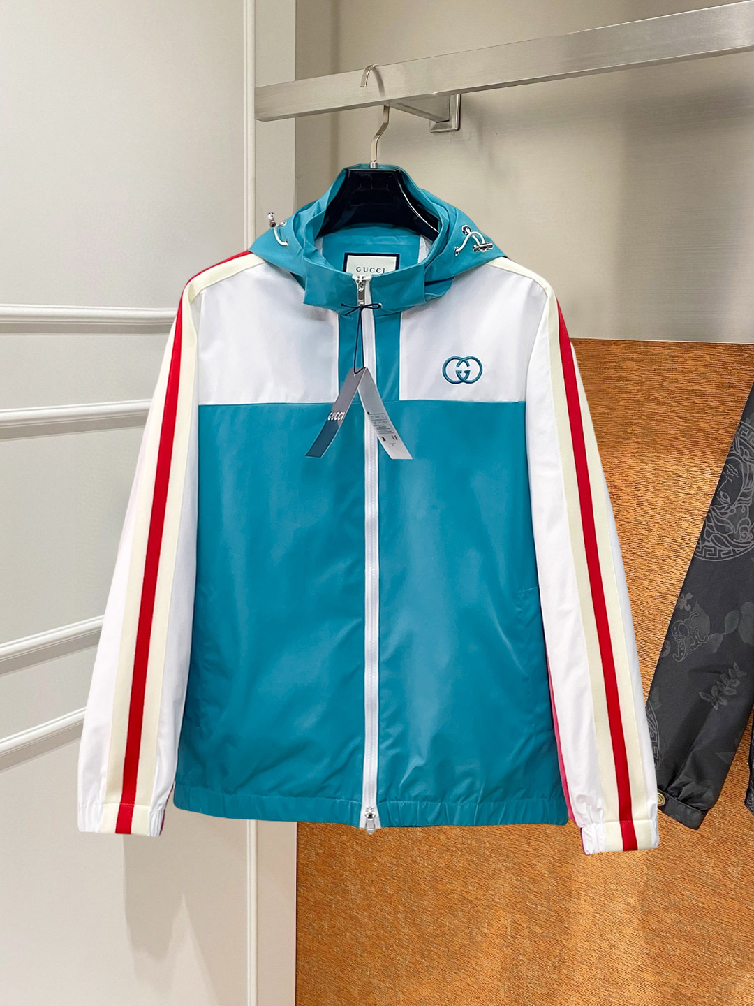 NO:746862,Gucci's 2026 spring new jacket, the new product on the show is in perfect condition, comfortable and warm, complete with three colors, full and attractive color, very outstanding design, easily upgrades the fashion sense, extremely elegant and rigorous workmanship, neat and meticulous wiring!  A masterpiece from a famous designer!  The upper body does not look bloated and is super handsome!  Available sizes M ~ XXXL,,jackets & coats,jackets & coats,19860909古奇 2026开春新款夹克外套,秀场新品品相非常完美,舒适保暖,三标齐全色泽饱满诱人,非常出彩的设计,轻松将时髦感进阶,做工极为考究严谨,走线工整细致！大牌设计师巨作！上身不显臃肿、超级帅气！现货码数M ～ XXXL,,jackets & coats,jackets & coats,,Men's clothing