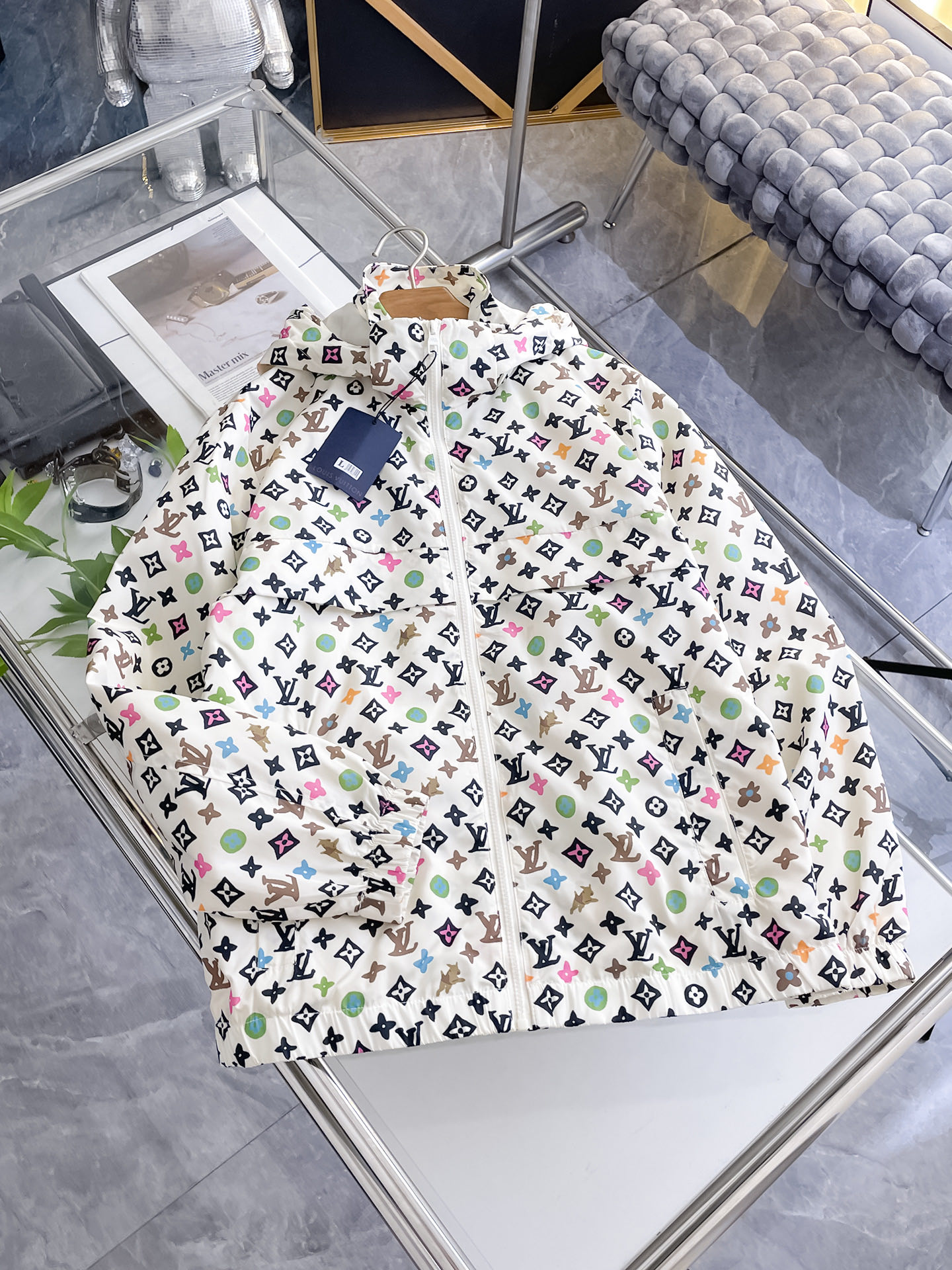 NO:732185,LV 2026 spring new jacket, the new product on the show is in perfect condition, comfortable and warm, complete with three labels, full and attractive color, very outstanding design, easily upgrades the fashion sense, extremely elegant and rigorous workmanship, neat and meticulous wiring!  A masterpiece from a famous designer!  The upper body does not look bloated and is super handsome!  Available size M ~ XXXL,,louis vuitton,jackets & coats,jackets & coats,19860909LV 2026开春新款夹克外套,秀场新品品相非常完美,舒适保暖,三标齐全色泽饱满诱人,非常出彩的设计,轻松将时髦感进阶,做工极为考究严谨,走线工整细致！大牌设计师巨作！上身不显臃肿、超级帅气！现货码数M ～ XXXL,,louis vuitton,jackets & coats,jackets & coats,,Men's clothing