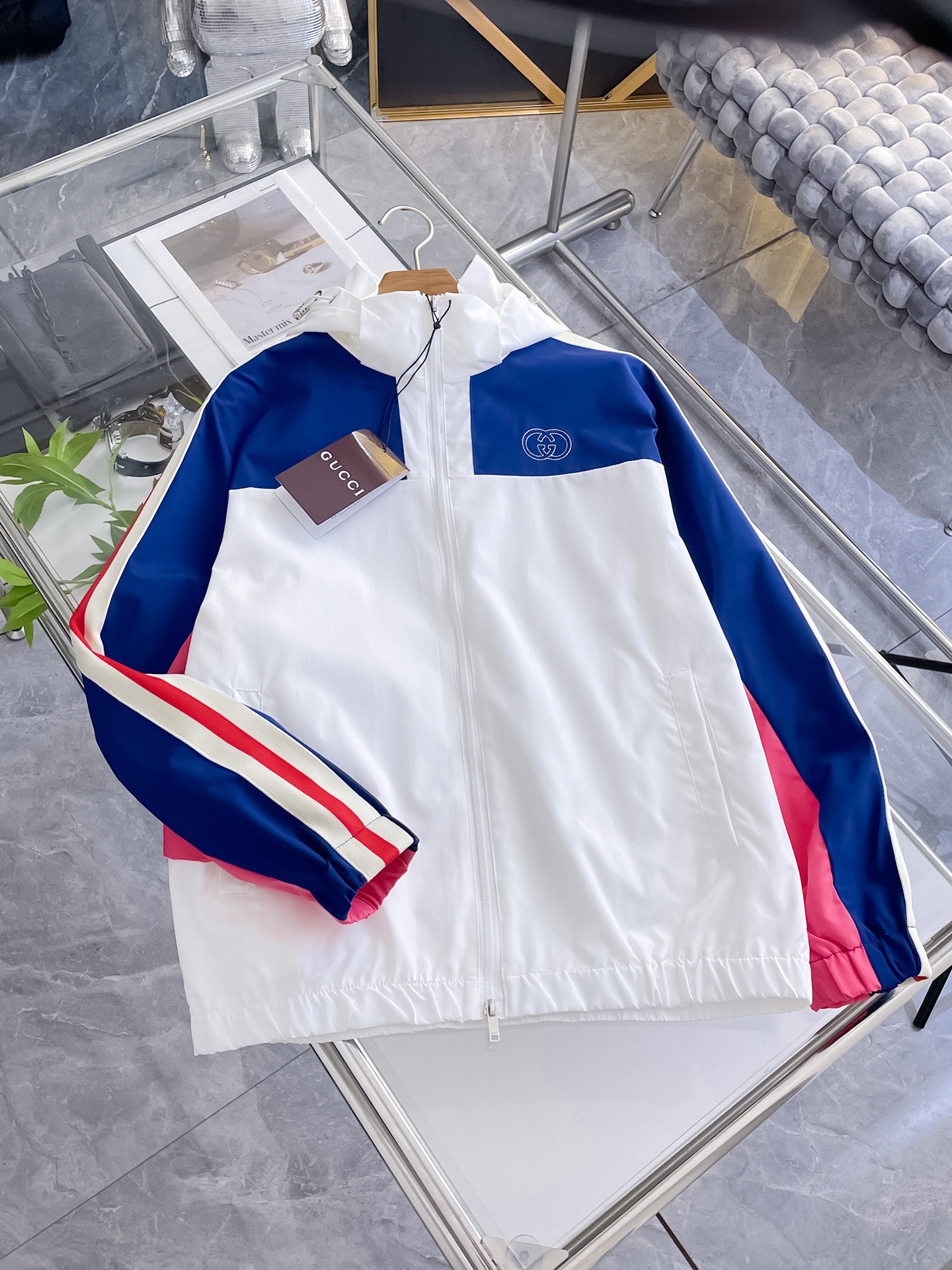 NO:732136,Gucci's 2026 spring new jacket, the new product on the show is in perfect condition, comfortable and warm, complete with three colors, full and attractive color, very outstanding design, easily upgrades the fashion sense, extremely elegant and rigorous workmanship, neat and meticulous wiring!  A masterpiece from a famous designer!  The upper body does not look bloated and is super handsome!  Available sizes M ~ XXXL,,jackets & coats,jackets & coats,19860909古奇 2026开春新款夹克外套,秀场新品品相非常完美,舒适保暖,三标齐全色泽饱满诱人,非常出彩的设计,轻松将时髦感进阶,做工极为考究严谨,走线工整细致！大牌设计师巨作！上身不显臃肿、超级帅气！现货码数M ～ XXXL,,jackets & coats,jackets & coats,,Men's clothing