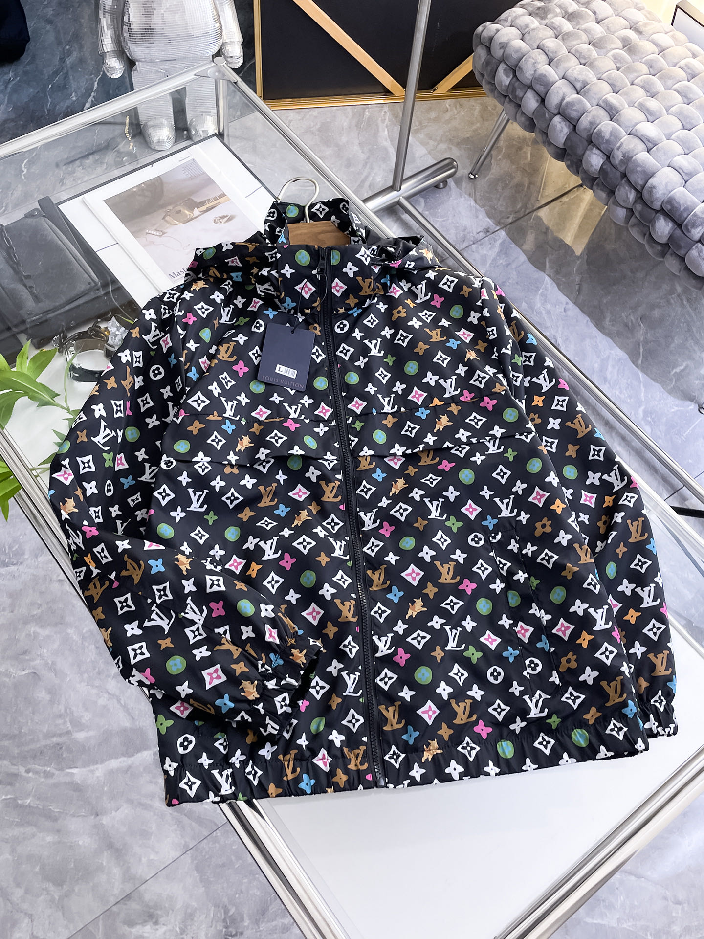 NO:732141,LV 2026 spring new jacket, the new product on the show is in perfect condition, comfortable and warm, complete with three labels, full and attractive color, very outstanding design, easily upgrades the fashion sense, extremely elegant and rigorous workmanship, neat and meticulous wiring!  A masterpiece from a famous designer!  The upper body does not look bloated and is super handsome!  Available size M ~ XXXL,,louis vuitton,jackets & coats,jackets & coats,19860909LV 2026开春新款夹克外套,秀场新品品相非常完美,舒适保暖,三标齐全色泽饱满诱人,非常出彩的设计,轻松将时髦感进阶,做工极为考究严谨,走线工整细致！大牌设计师巨作！上身不显臃肿、超级帅气！现货码数M ～ XXXL,,louis vuitton,jackets & coats,jackets & coats,,Men's clothing