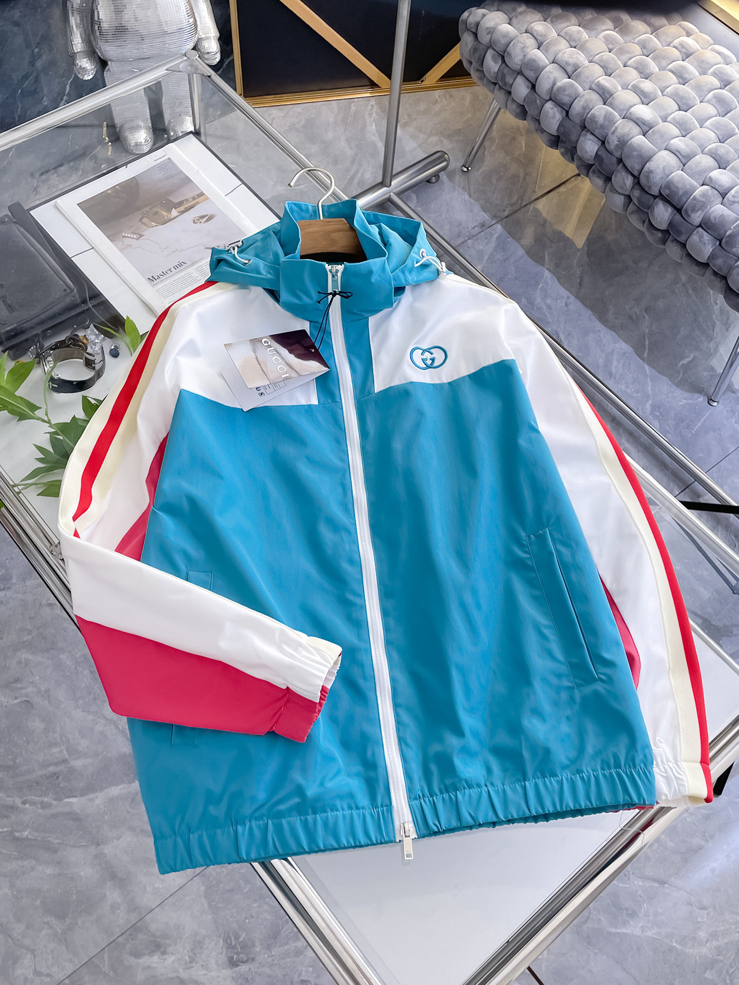 NO:732146,Gucci's 2026 spring new jacket, the new product on the show is in perfect condition, comfortable and warm, complete with three colors, full and attractive color, very outstanding design, easily upgrades the fashion sense, extremely elegant and rigorous workmanship, neat and meticulous wiring!  A masterpiece from a famous designer!  The upper body does not look bloated and is super handsome!  Available sizes M ~ XXXL,,jackets & coats,jackets & coats,19860909古奇 2026开春新款夹克外套,秀场新品品相非常完美,舒适保暖,三标齐全色泽饱满诱人,非常出彩的设计,轻松将时髦感进阶,做工极为考究严谨,走线工整细致！大牌设计师巨作！上身不显臃肿、超级帅气！现货码数M ～ XXXL,,jackets & coats,jackets & coats,,Men's clothing