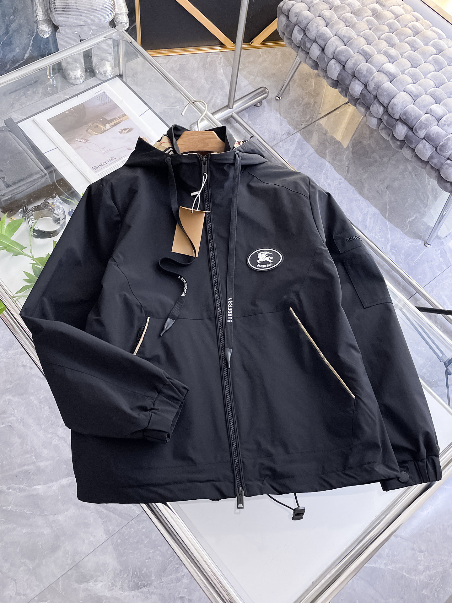 NO:732166,Burberry's 2026 spring new jacket, the new product on the show is in perfect condition, comfortable and warm, complete with three colors, full and attractive color, very outstanding design, easily upgrades the fashion sense, extremely elegant and rigorous workmanship, neat and meticulous wiring!  A masterpiece from a famous designer!  The upper body does not look bloated and is super handsome!  Available size M ~ XXXL,,burberry,jackets & coats,jackets & coats,19860909巴宝莉 2026开春新款夹克外套,秀场新品品相非常完美,舒适保暖,三标齐全色泽饱满诱人,非常出彩的设计,轻松将时髦感进阶,做工极为考究严谨,走线工整细致！大牌设计师巨作！上身不显臃肿、超级帅气！现货码数M ～ XXXL,,burberry,jackets & coats,jackets & coats,,Men's clothing