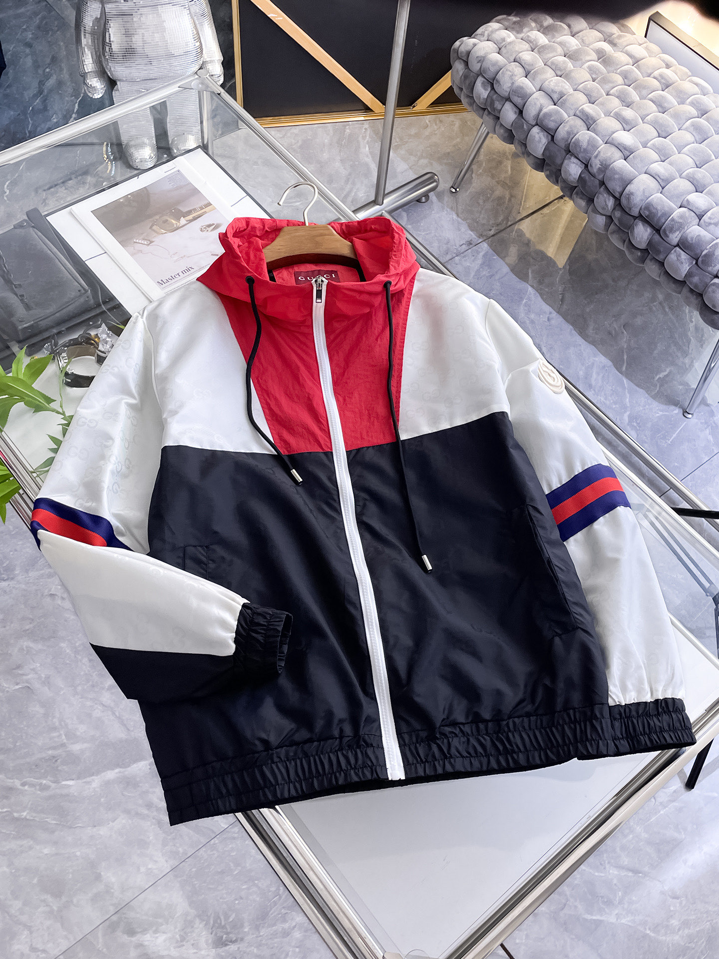 NO:732156,Gucci's 2026 spring new jacket, the new product on the show is in perfect condition, comfortable and warm, complete with three colors, full and attractive color, very outstanding design, easily upgrades the fashion sense, extremely elegant and rigorous workmanship, neat and meticulous wiring!  A masterpiece from a famous designer!  The upper body does not look bloated and is super handsome!  Available sizes M ~ XXXL,,jackets & coats,jackets & coats,19860909古奇 2026开春新款夹克外套,秀场新品品相非常完美,舒适保暖,三标齐全色泽饱满诱人,非常出彩的设计,轻松将时髦感进阶,做工极为考究严谨,走线工整细致！大牌设计师巨作！上身不显臃肿、超级帅气！现货码数M ～ XXXL,,jackets & coats,jackets & coats,,Men's clothing