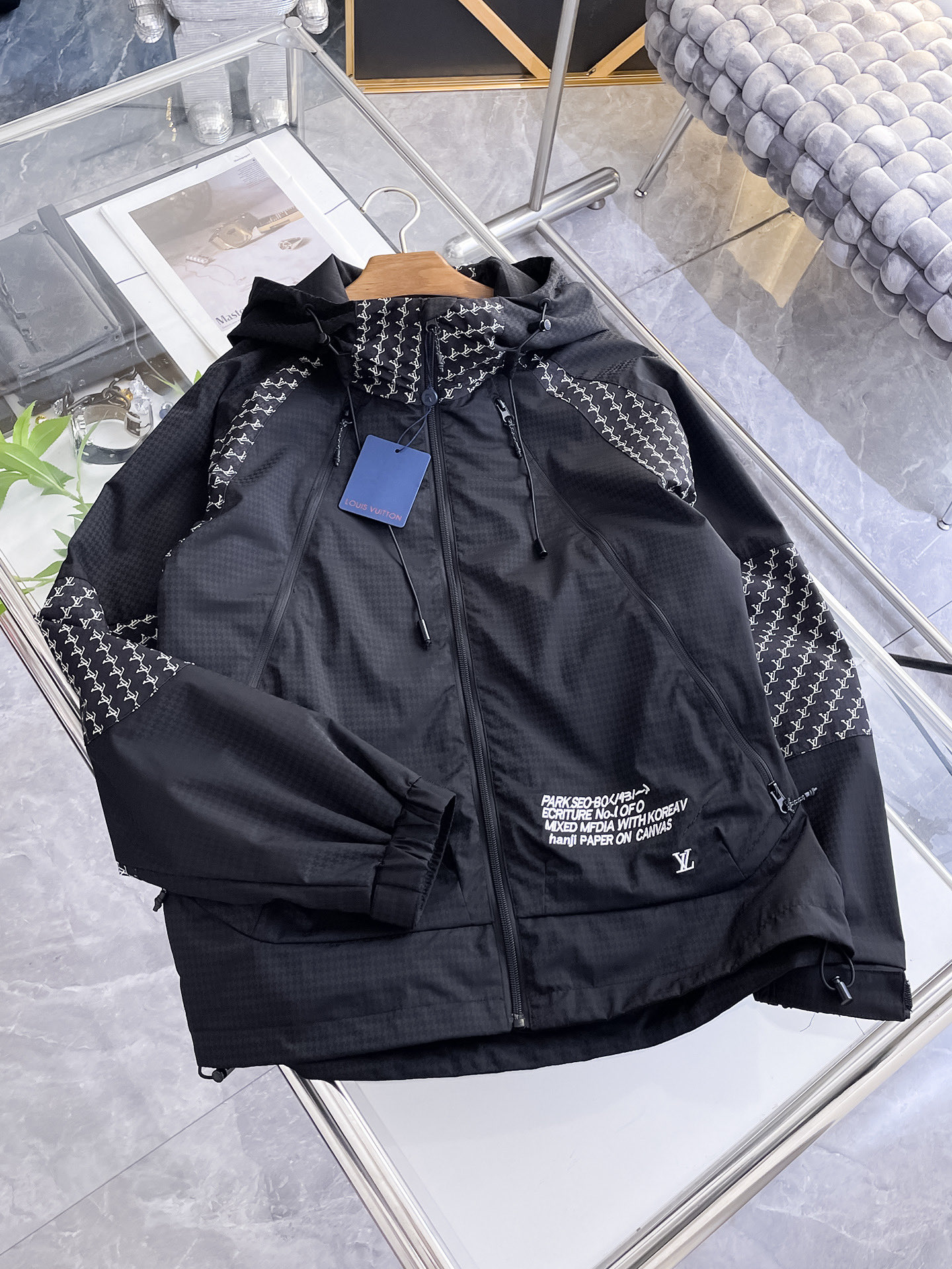 NO:732150,LV 2026 spring new jacket, the new product on the show is in perfect condition, comfortable and warm, complete with three labels, full and attractive color, very outstanding design, easily upgrades the fashion sense, extremely elegant and rigorous workmanship, neat and meticulous wiring!  A masterpiece from a famous designer!  The upper body does not look bloated and is super handsome!  Available size M ~ XXXL,,louis vuitton,jackets & coats,jackets & coats,19860909LV 2026开春新款夹克外套,秀场新品品相非常完美,舒适保暖,三标齐全色泽饱满诱人,非常出彩的设计,轻松将时髦感进阶,做工极为考究严谨,走线工整细致！大牌设计师巨作！上身不显臃肿、超级帅气！现货码数M ～ XXXL,,louis vuitton,jackets & coats,jackets & coats,,Men's clothing