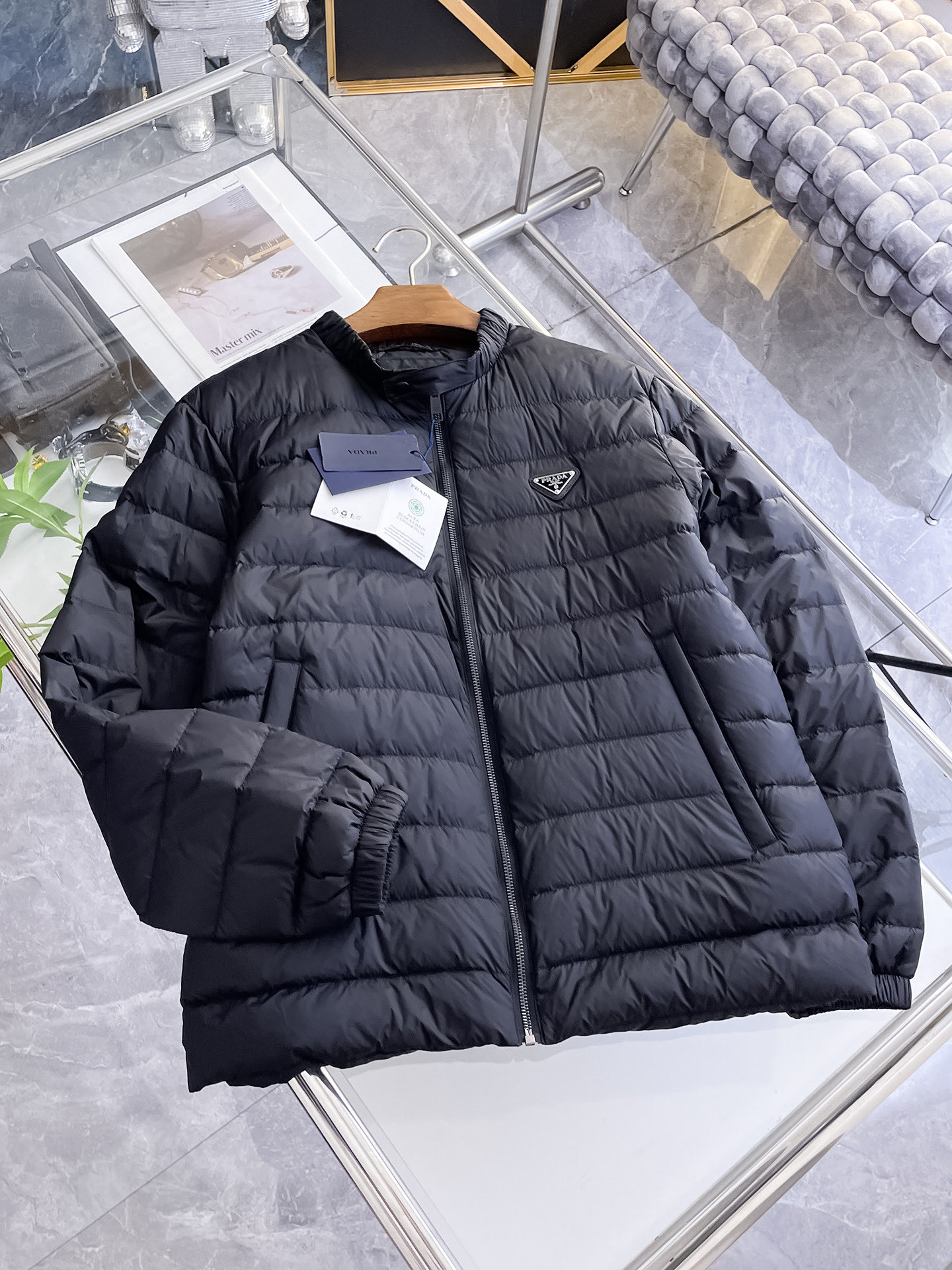 NO:732091,Prada 2025 new autumn and winter down jacket. Original 1:1 customized hardware accessories, all imported and original customization. Welcome to compare at the counter. Absolutely high quality. Made of top-grade 95 velvet. Super soft. Filled with feathers and fluffy. Super heavy fabrics with perfect workmanship. Pay attention to the fabrics are super comfortable. Exclusive model. Non-market goods. A1. Same size for men and women. M ~ XXXL,, prada, down jacket,19860909普拉达 2025秋冬新款羽绒服 原版1:1订制五金配件全进口原版定制 欢迎专柜对比 绝对的高品质 采用顶级95绒 超柔软 充羽量蓬松饱满 超级重面料做工杠杠的版型完美 注意面料超舒服 独家款 非市场货 A1 男女同款尺码M ～XXXL,,prada,down jacket,,Men's clothing