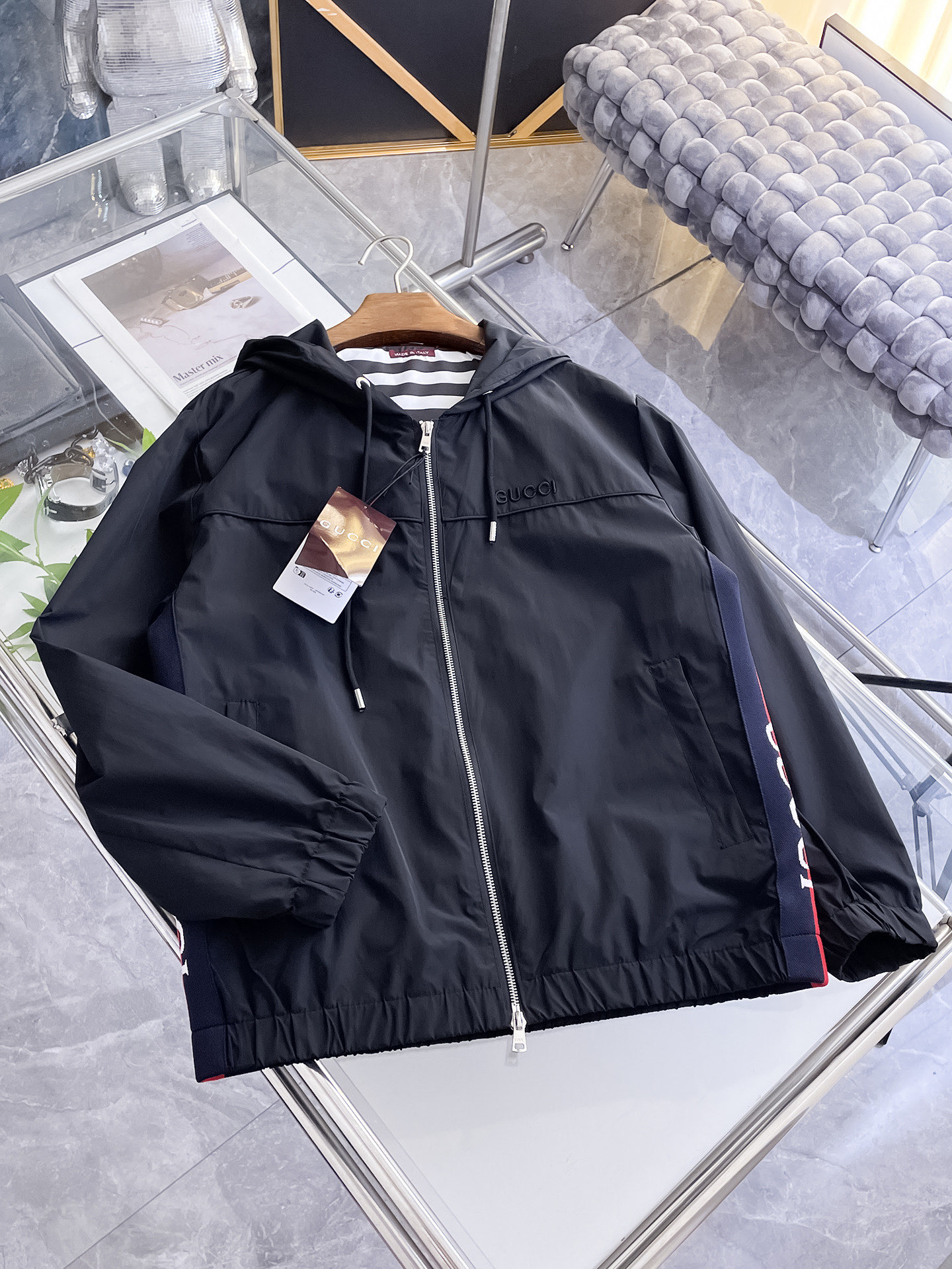 NO:732180,Gucci's 2026 spring new jacket, the new product on the show is in perfect condition, comfortable and warm, complete with three colors, full and attractive color, very outstanding design, easily upgrades the fashion sense, extremely elegant and rigorous workmanship, neat and meticulous wiring!  A masterpiece from a famous designer!  The upper body does not look bloated and is super handsome!  Available sizes M ~ XXXL,,jackets & coats,jackets & coats,19860909古奇 2026开春新款夹克外套,秀场新品品相非常完美,舒适保暖,三标齐全色泽饱满诱人,非常出彩的设计,轻松将时髦感进阶,做工极为考究严谨,走线工整细致！大牌设计师巨作！上身不显臃肿、超级帅气！现货码数M ～ XXXL,,jackets & coats,jackets & coats,,Men's clothing