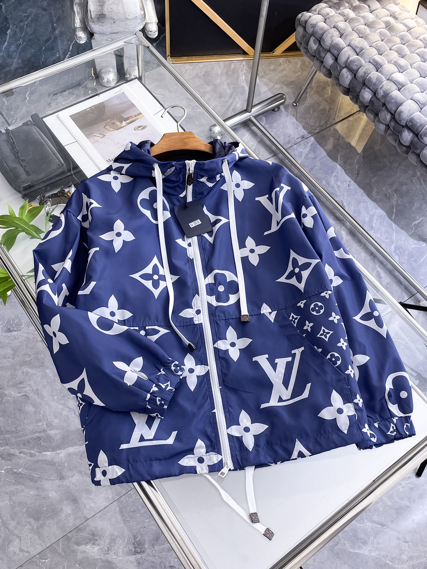 NO:732174,LV 2026 spring new jacket, the new product on the show is in perfect condition, comfortable and warm, complete with three labels, full and attractive color, very outstanding design, easily upgrades the fashion sense, extremely elegant and rigorous workmanship, neat and meticulous wiring!  A masterpiece from a famous designer!  The upper body does not look bloated and is super handsome!  Available size M ~ XXXL,,louis vuitton,jackets & coats,jackets & coats,19860909LV 2026开春新款夹克外套,秀场新品品相非常完美,舒适保暖,三标齐全色泽饱满诱人,非常出彩的设计,轻松将时髦感进阶,做工极为考究严谨,走线工整细致！大牌设计师巨作！上身不显臃肿、超级帅气！现货码数M ～ XXXL,,louis vuitton,jackets & coats,jackets & coats,,Men's clothing