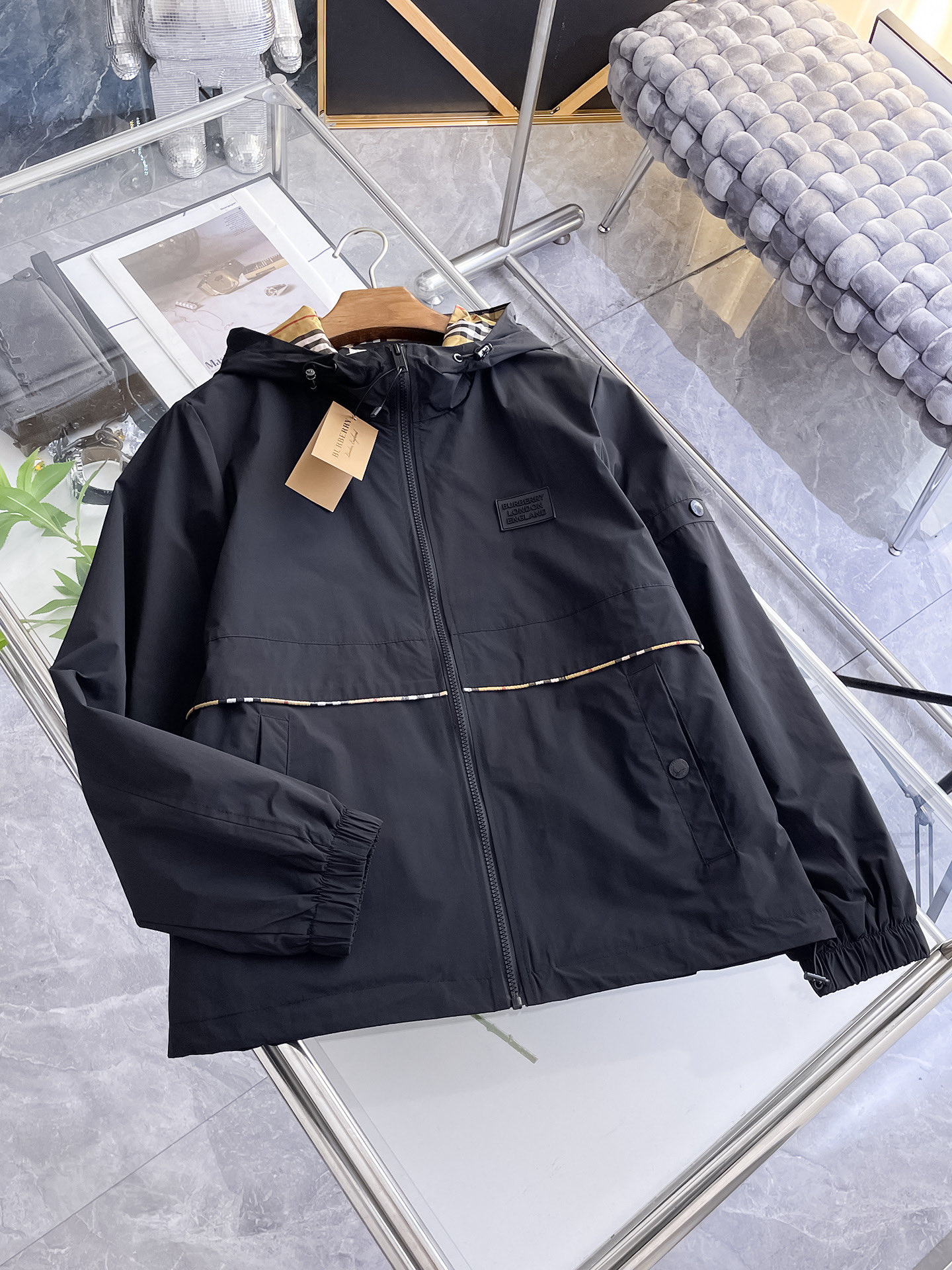 NO:732184,Burberry's 2026 spring new jacket, the new product on the show is in perfect condition, comfortable and warm, complete with three colors, full and attractive color, very outstanding design, easily upgrades the fashion sense, extremely elegant and rigorous workmanship, neat and meticulous wiring!  A masterpiece from a famous designer!  The upper body does not look bloated and is super handsome!  Available size M ~ XXXL,,burberry,jackets & coats,jackets & coats,19860909巴宝莉 2026开春新款夹克外套,秀场新品品相非常完美,舒适保暖,三标齐全色泽饱满诱人,非常出彩的设计,轻松将时髦感进阶,做工极为考究严谨,走线工整细致！大牌设计师巨作！上身不显臃肿、超级帅气！现货码数M ～ XXXL,,burberry,jackets & coats,jackets & coats,,Men's clothing