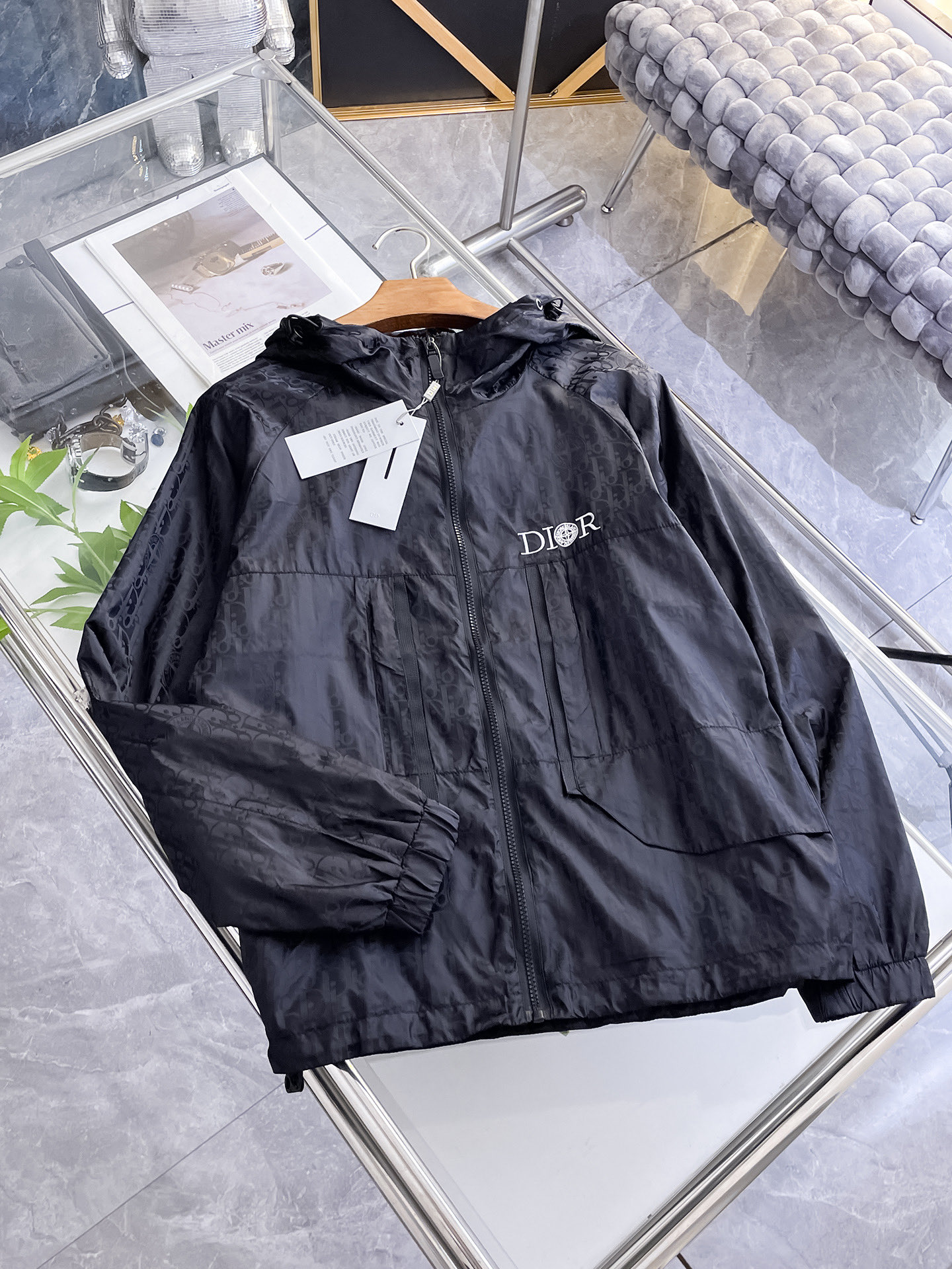 NO:732186,Dior's 2026 spring new jacket, the new product on the show is in perfect condition, comfortable and warm, complete with three labels, full and attractive color, very outstanding design, easily upgrades the fashion sense, extremely sophisticated and rigorous workmanship, neat and meticulous wiring!  A masterpiece from a famous designer!  The upper body does not look bloated and is super handsome!  Available sizes M ~ XXXL,,dior,jackets & coats,jackets & coats,19860909迪奥 2026开春新款夹克外套,秀场新品品相非常完美,舒适保暖,三标齐全色泽饱满诱人,非常出彩的设计,轻松将时髦感进阶,做工极为考究严谨,走线工整细致！大牌设计师巨作！上身不显臃肿、超级帅气！现货码数M ～ XXXL,,dior,jackets & coats,jackets & coats,,Men's clothing