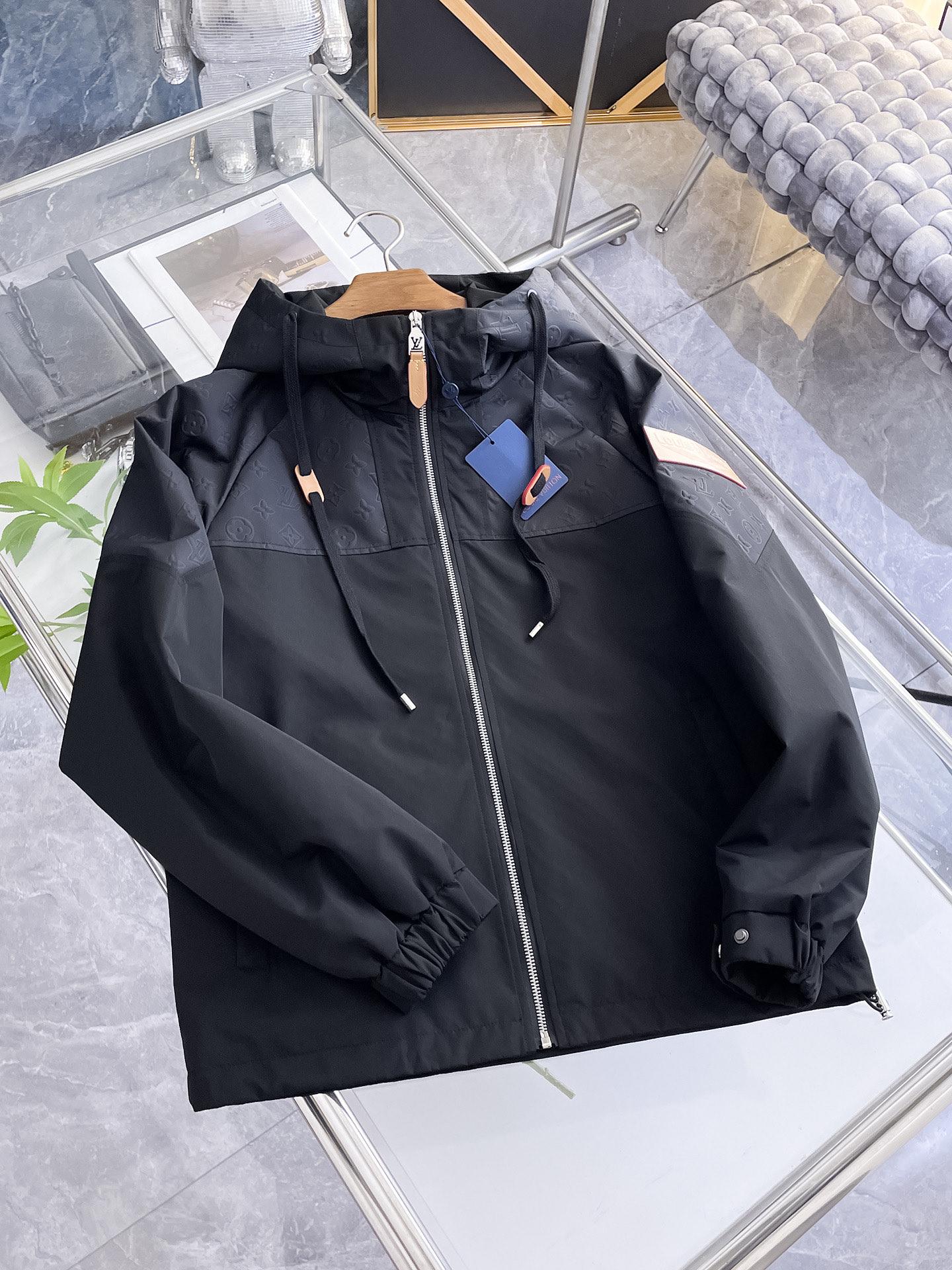 NO:732135,LV 2026 spring new jacket, the new product on the show is in perfect condition, comfortable and warm, complete with three labels, full and attractive color, very outstanding design, easily upgrades the fashion sense, extremely elegant and rigorous workmanship, neat and meticulous wiring!  A masterpiece from a famous designer!  The upper body does not look bloated and is super handsome!  Available size M ~ XXXL,,louis vuitton,jackets & coats,jackets & coats,19860909LV 2026开春新款夹克外套,秀场新品品相非常完美,舒适保暖,三标齐全色泽饱满诱人,非常出彩的设计,轻松将时髦感进阶,做工极为考究严谨,走线工整细致！大牌设计师巨作！上身不显臃肿、超级帅气！现货码数M ～ XXXL,,louis vuitton,jackets & coats,jackets & coats,,Men's clothing