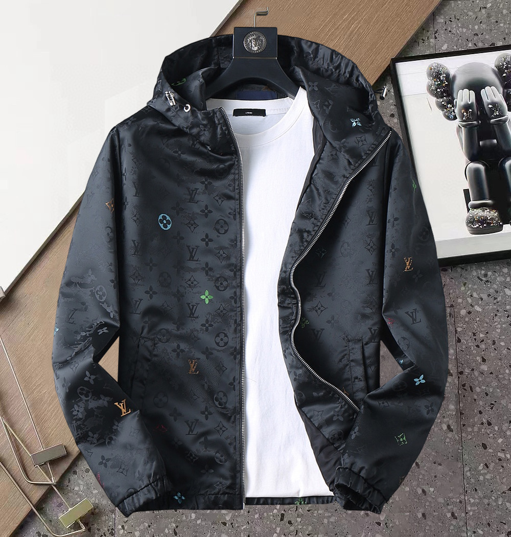 NO:596527,LV 2025 new autumn jacket, the new product on the show is in perfect condition, comfortable and warm, complete with three labels, full and attractive color, very outstanding design, easily upgrades the fashion sense, extremely sophisticated workmanship, neat and meticulous wiring!  A masterpiece from a famous designer!  The upper body does not look bloated and is super handsome!  Available sizes M ~ XXXL,,louis vuitton,jackets & coats,jackets & coats,alexander wang19860909LV 2025开秋新款夹克外套,秀场新品品相非常完美,舒适保暖,三标齐全色泽饱满诱人,非常出彩的设计,轻松将时髦感进阶,做工极为考究严谨,走线工整细致！大牌设计师巨作！上身不显臃肿、超级帅气！现货码数M ～ XXXL,,louis vuitton,jackets & coats,jackets & coats,alexander wang,Men's clothing