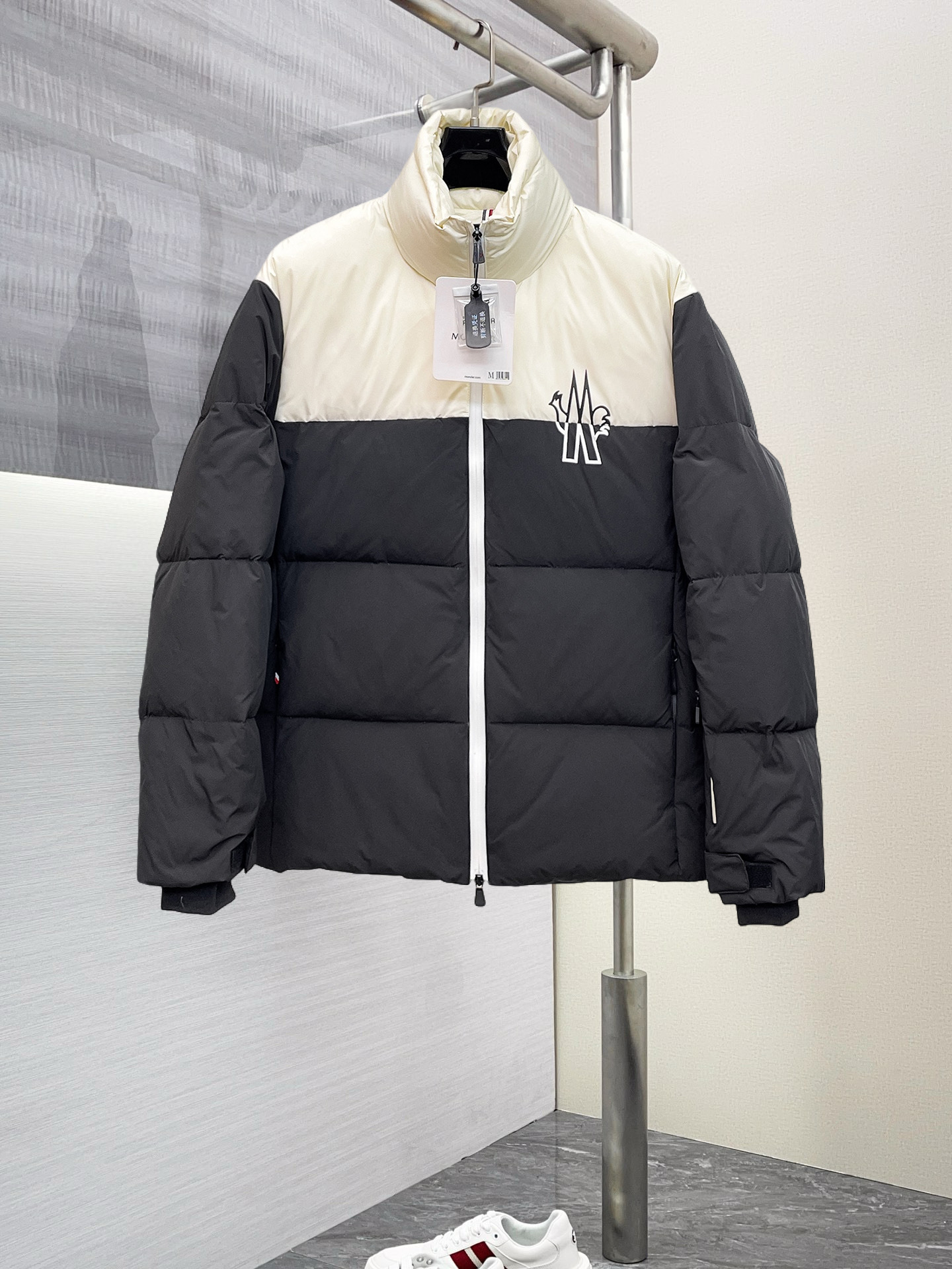 NO:703121,It supports replacement after the end of the year. It is a new autumn and winter down jacket. This is known as the most expensive down jacket in the world, all 90 down. With a classic logo combination, it is full of visual impact at first sight. It has better thermal insulation performance, is light and not heavy, and has good loft recovery after compression, and it can gather heat and lock in temperature!  Personalized color matching design, fresh and energetic!  There are too many versions circulating in the market. In addition to the different fabrics and workmanship, the biggest difference is that the filling is not goose down at all but feather silk or velvet, etc., and it is not easy to distinguish for those who don’t understand. In addition, the fabrics and workmanship are definitely not of the same level. In short, look for us and you will never go astray. All the exclusive full colors are purchased from genuine development. If you understand the quality of our down jackets, you can safely recommend it with your eyes closed. The three standards are complete!  Uniform series for men and women!  Size M-3XL. Maximum wear weight is 200 pounds, Moncler, down jacket,19860909支持年后退换, 蒙口 秋冬新款羽绒服.这款号称羽绒服届最贵的,全部90绒的.带着经典的Logo组合搭配,第一眼看到就是满满的视觉冲击,保暖性能更出色,轻便不厚重,且压缩后的蓬松度恢复性好,聚热锁温！个性的拼色设计,清新有活力！市面流通的版本实在太多了,除了面料做工不同外,最大的区别就是填充物根本不是鹅绒而是羽丝或手感绒等等,而不懂的根本不容易区分.另外面料和做工也绝对不是一个级别,总之认准我们,让你绝对不跑偏,独家全色全部购入正版开发,懂我们家羽绒服质量的,完全可以放心闭眼推.三标齐全！男女同款系列！码数M-3XL.最大穿到200斤,,Moncler,down jacket,,Men's clothing