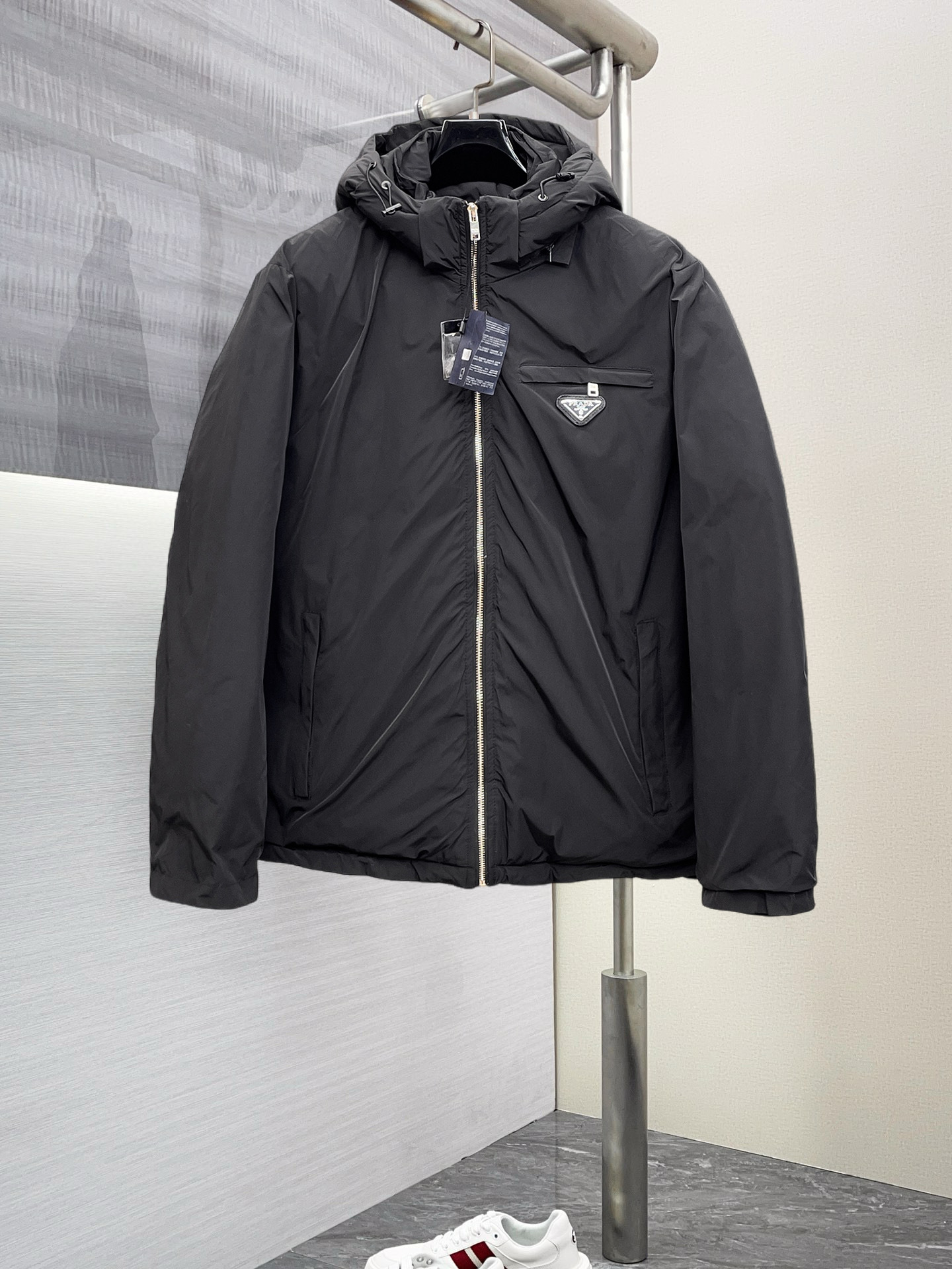 NO:703095,Supporting exchange after the end of the year, Prada's new autumn and winter down jacket. This is known as the most expensive down jacket in the world, all 90 down. With a classic logo combination, it is full of visual impact at first sight. It has better thermal insulation performance, is light and not heavy, and has good loft recovery after compression, and it can gather heat and lock in temperature!  Personalized color matching design, fresh and energetic!  There are too many versions circulating in the market. In addition to the different fabrics and workmanship, the biggest difference is that the filling is not goose down at all but feather silk or velvet, etc., and it is not easy to distinguish for those who don’t understand. In addition, the fabrics and workmanship are definitely not of the same level. In short, look for us and you will never go astray. All the exclusive full colors are purchased from genuine development. If you understand the quality of our down jackets, you can safely recommend it with your eyes closed. The three standards are complete!  Uniform series for men and women!  Size M-3XL. Maximum wear is 200 pounds, prada, down jacket,19860909支持年后退换, 普拉达 秋冬新款羽绒服.这款号称羽绒服届最贵的,全部90绒的.带着经典的Logo组合搭配,第一眼看到就是满满的视觉冲击,保暖性能更出色,轻便不厚重,且压缩后的蓬松度恢复性好,聚热锁温！个性的拼色设计,清新有活力！市面流通的版本实在太多了,除了面料做工不同外,最大的区别就是填充物根本不是鹅绒而是羽丝或手感绒等等,而不懂的根本不容易区分.另外面料和做工也绝对不是一个级别,总之认准我们,让你绝对不跑偏,独家全色全部购入正版开发,懂我们家羽绒服质量的,完全可以放心闭眼推.三标齐全！男女同款系列！码数M-3XL.最大穿到200斤,,prada,down jacket,,Men's clothing