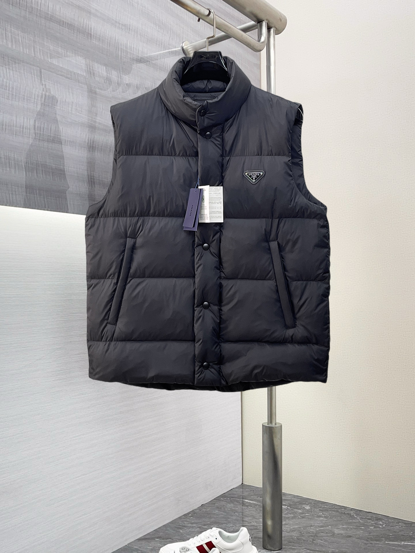 NO:703102,Supporting exchanges after the year, Prada exclusively provides the latest fashionable autumn and winter down vests, with classic design and stunning appearance. The quality is impeccable and quality control allows you to buy it directly. It is a high-end product that cannot be faulted! You can feel its powerful aura through the detailed pictures. It has a remarkable effect of gathering heat and keeping warm, so you don’t have to worry about getting a little chilly! With both fashion and functionality, the whole model looks more luxurious! Size 48-56,,prada,down jacket,19860909支持年后退换, 普拉达 独家专供最新时尚秋冬羽绒马甲,经典设计感与颜值爆棚的,品质更是无法挑剔品控可以直接入手,不容过错的高端臻品！通过细节图片便可感受到它强悍的气场,聚温保暖效果显著,完全不用担心会有一点寒意！时尚与功能性兼备,wt整款显得更加的奢华大气！ 尺码48-56,,prada,down jacket,,Men's clothing