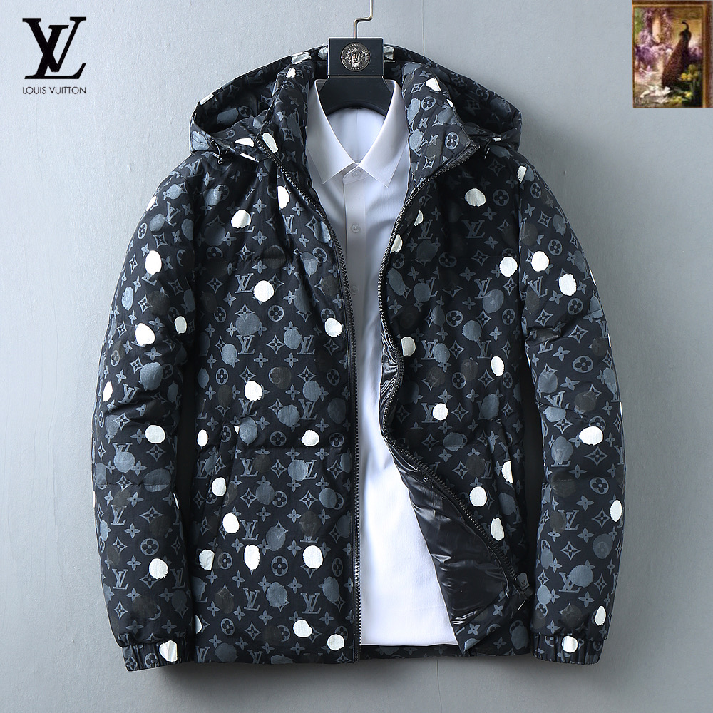 NO:599808,LV 2025 autumn and winter new down jacket. Original 1:1 customized hardware accessories, all imported and original customization. Welcome to compare at the counter. Absolutely high quality. Made of top-grade 95 down. Super soft. Full and fluffy. Super heavy fabrics with perfect workmanship. Pay attention to the fabric. Super comfortable. Exclusive model. Non-market goods. A1. Same size for men and women. M ~XXXL, Louis Vuitton, down jacket, alexander wang19860909LV 2025秋冬新款羽绒服 原版1:1订制五金配件全进口原版定制 欢迎专柜对比 绝对的高品质 采用顶级95绒 超柔软 充羽量蓬松饱满 超级重面料做工杠杠的版型完美 注意面料超舒服 独家款 非市场货 A1 男女同款尺码M ～XXXL,,louis vuitton,down jacket,alexander wang,Men's clothing