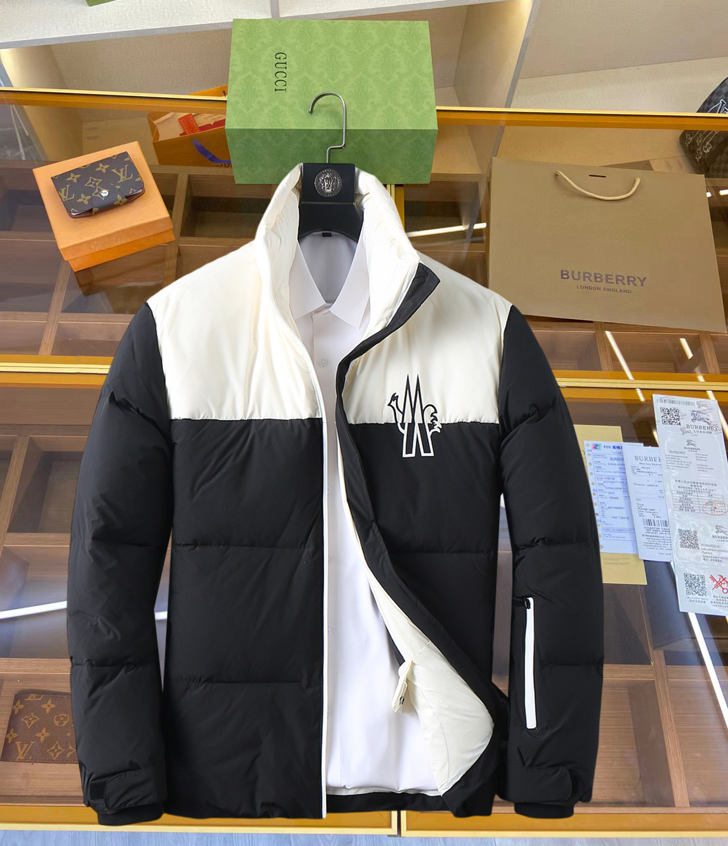 NO:711974,Supporting exchange after the end of the year, Mengkou's 2025 autumn and winter new down jacket. This is known as the most expensive down jacket in the world, all 90 down. With a classic logo combination, it is full of visual impact at first sight. It has better thermal insulation performance, is light and not heavy, and has good loft recovery after compression, and it can gather heat and lock in temperature!  Personalized color matching design, fresh and energetic!  There are too many versions circulating in the market. In addition to the different fabrics and workmanship, the biggest difference is that the filling is not goose down at all but feather silk or velvet, etc., and it is not easy to distinguish for those who don’t understand. In addition, the fabrics and workmanship are definitely not of the same level. In short, look for us and you will never go astray. All the exclusive full colors are purchased from genuine development. If you understand the quality of our down jackets, you can safely recommend it with your eyes closed. The three standards are complete!  Uniform series for men and women!  Size M-3XL. Maximum wear weight is 200 pounds, Moncler, down jacket,19860909支持年后退换, 蒙口 2025秋冬新款羽绒服.这款号称羽绒服届最贵的,全部90绒的.带着经典的Logo组合搭配,第一眼看到就是满满的视觉冲击,保暖性能更出色,轻便不厚重,且压缩后的蓬松度恢复性好,聚热锁温！个性的拼色设计,清新有活力！市面流通的版本实在太多了,除了面料做工不同外,最大的区别就是填充物根本不是鹅绒而是羽丝或手感绒等等,而不懂的根本不容易区分.另外面料和做工也绝对不是一个级别,总之认准我们,让你绝对不跑偏,独家全色全部购入正版开发,懂我们家羽绒服质量的,完全可以放心闭眼推.三标齐全！男女同款系列！码数M-3XL.最大穿到200斤,,Moncler,down jacket,,Men's clothing