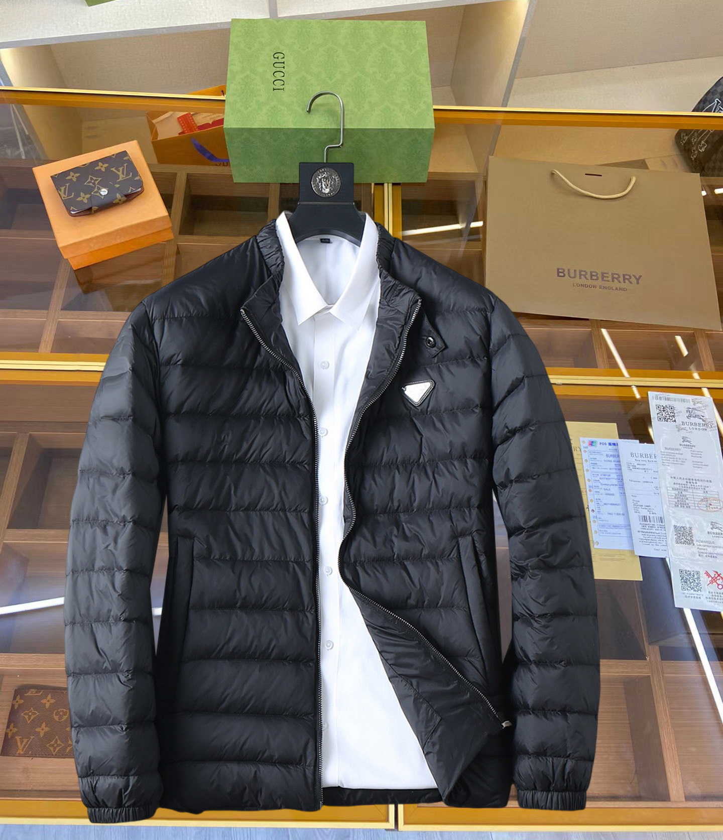 NO:711952,Supporting exchange after the end of the year, Prada's new 2025 autumn and winter down jackets are all 90 down. With the classic logo combination, it is full of visual impact at first sight. It has better thermal insulation performance, is light and not heavy, and has good loft recovery after compression, and it can gather heat and lock in temperature!  Personalized color matching design, fresh and energetic!  There are too many versions circulating in the market. In addition to the different fabrics and workmanship, the biggest difference is that the filling is not goose down at all but feather silk or velvet, etc., and it is not easy to distinguish for those who don’t understand. In addition, the fabrics and workmanship are definitely not of the same level. In short, look for us and you will never go astray. All the exclusive full colors are purchased from genuine development. If you understand the quality of our down jackets, you can safely recommend it with your eyes closed. The three standards are complete!  Uniform series for men and women!  Size M-3XL. Maximum wear is 200 pounds, prada, down jacket,19860909支持年后退换, 普拉达 2025秋冬新款羽绒服,全部90绒的.带着经典的Logo组合搭配,第一眼看到就是满满的视觉冲击,保暖性能更出色,轻便不厚重,且压缩后的蓬松度恢复性好,聚热锁温！个性的拼色设计,清新有活力！市面流通的版本实在太多了,除了面料做工不同外,最大的区别就是填充物根本不是鹅绒而是羽丝或手感绒等等,而不懂的根本不容易区分.另外面料和做工也绝对不是一个级别,总之认准我们,让你绝对不跑偏,独家全色全部购入正版开发,懂我们家羽绒服质量的,完全可以放心闭眼推.三标齐全！男女同款系列！码数M-3XL.最大穿到200斤,,prada,down jacket,,Men's clothing