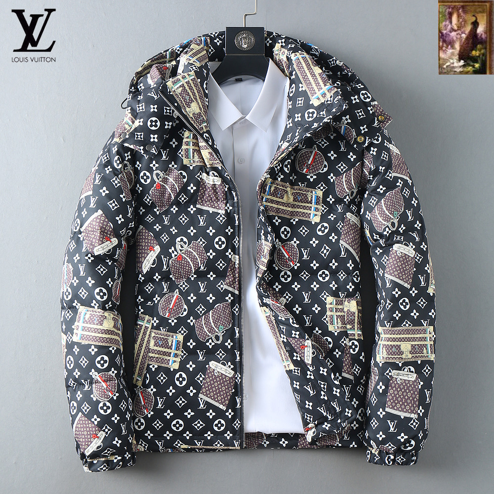 NO:599861,LV 2025 autumn and winter new down jacket. This is known as the most expensive down jacket in the world, all 90 down. With a classic logo combination, it is full of visual impact at first sight. It has better thermal insulation performance, is light and not heavy, and has good loft recovery after compression, and it can gather heat and lock in temperature!  Personalized color matching design, fresh and energetic!  There are too many versions circulating in the market. In addition to the different fabrics and workmanship, the biggest difference is that the filling is not goose down at all but feather silk or velvet, etc., and it is not easy to distinguish for those who don’t understand. In addition, the fabrics and workmanship are definitely not of the same level. In short, look for us and you will never go astray. All the exclusive full colors are purchased from genuine development. If you understand the quality of our down jackets, you can safely recommend it with your eyes closed. The three standards are complete!  Uniform series for men and women!  Size M-3XL. Can be worn up to 200 pounds, louis vuitton, down jacket, alexander wang19860909LV 2025秋冬新款羽绒服.这款号称羽绒服届最贵的,全部90绒的.带着经典的Logo组合搭配,第一眼看到就是满满的视觉冲击,保暖性能更出色,轻便不厚重,且压缩后的蓬松度恢复性好,聚热锁温！个性的拼色设计,清新有活力！市面流通的版本实在太多了,除了面料做工不同外,最大的区别就是填充物根本不是鹅绒而是羽丝或手感绒等等,而不懂的根本不容易区分.另外面料和做工也绝对不是一个级别,总之认准我们,让你绝对不跑偏,独家全色全部购入正版开发,懂我们家羽绒服质量的,完全可以放心闭眼推.三标齐全！男女同款系列！码数M-3XL.最大穿到200斤,,louis vuitton,down jacket,alexander wang,Men's clothing