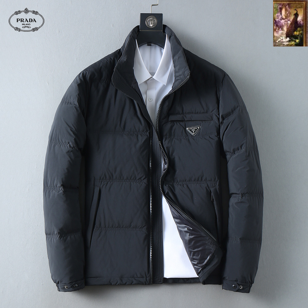 NO:599860,Prada's new 2025 autumn and winter down jacket. This is known as the most expensive down jacket in the world, all 90 down. With a classic logo combination, it is full of visual impact at first sight. It has better thermal insulation performance, is light and not heavy, and has good loft recovery after compression, and it can gather heat and lock in temperature!  Personalized color matching design, fresh and energetic!  There are too many versions circulating in the market. In addition to the different fabrics and workmanship, the biggest difference is that the filling is not goose down at all but feather silk or velvet, etc., and it is not easy to distinguish for those who don’t understand. In addition, the fabrics and workmanship are definitely not of the same level. In short, look for us and you will never go astray. All the exclusive full colors are purchased from genuine development. If you understand the quality of our down jackets, you can safely recommend it with your eyes closed. The three standards are complete!  Uniform series for men and women!  Size M-3XL. Can be worn up to 200 pounds, prada, down jacket, alexander wang19860909普拉达 2025秋冬新款羽绒服.这款号称羽绒服届最贵的,全部90绒的.带着经典的Logo组合搭配,第一眼看到就是满满的视觉冲击,保暖性能更出色,轻便不厚重,且压缩后的蓬松度恢复性好,聚热锁温！个性的拼色设计,清新有活力！市面流通的版本实在太多了,除了面料做工不同外,最大的区别就是填充物根本不是鹅绒而是羽丝或手感绒等等,而不懂的根本不容易区分.另外面料和做工也绝对不是一个级别,总之认准我们,让你绝对不跑偏,独家全色全部购入正版开发,懂我们家羽绒服质量的,完全可以放心闭眼推.三标齐全！男女同款系列！码数M-3XL.最大穿到200斤,,prada,down jacket,alexander wang,Men's clothing