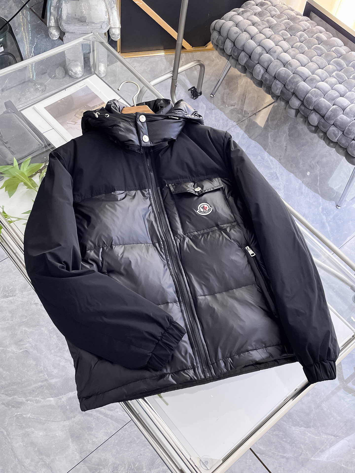 NO:732061,Mengkou 2025 new autumn and winter down jacket. Original 1:1 customized hardware accessories, all imported and original customization. Welcome to compare at the counter. Absolutely high quality. Made of top-grade 95 down. Super soft. Full and fluffy. Super heavy fabric. Perfect workmanship. Pay attention to the fabric. Super comfortable. Exclusive model. Non-market goods. A1. Same size for men and women. M ~ XXXL,, Moncler, down jacket,19860909蒙口 2025秋冬新款羽绒服 原版1:1订制五金配件全进口原版定制 欢迎专柜对比 绝对的高品质 采用顶级95绒 超柔软 充羽量蓬松饱满 超级重面料做工杠杠的版型完美 注意面料超舒服 独家款 非市场货 A1 男女同款尺码M ～XXXL,,Moncler,down jacket,,Men's clothing