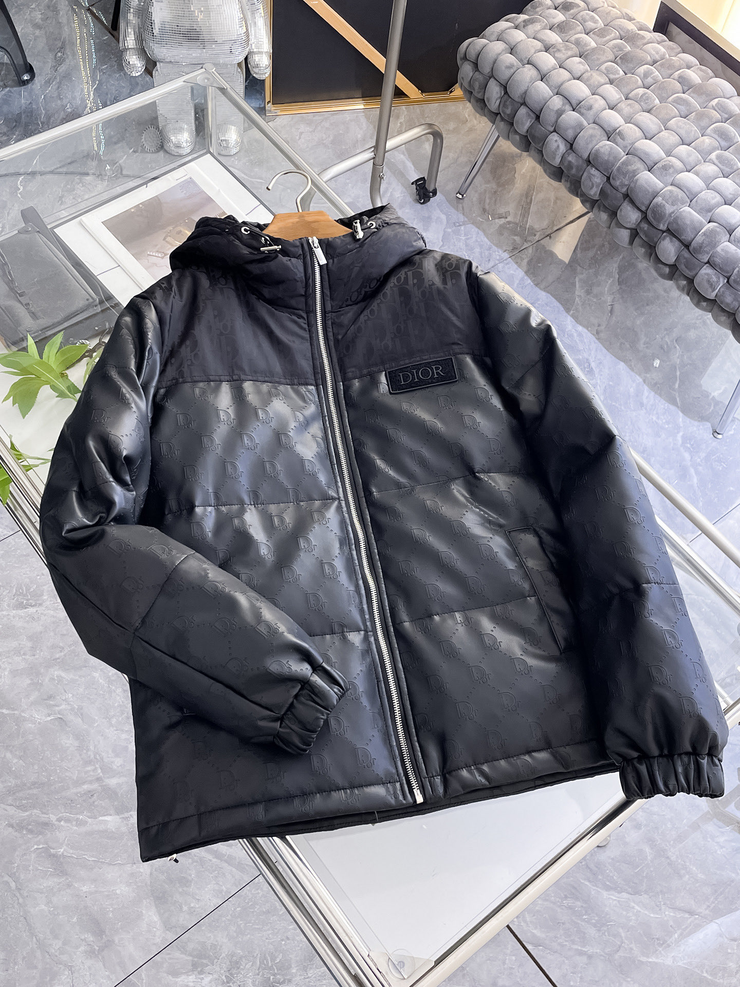 NO:732070,Dior 2025 autumn and winter new down jacket. Original 1:1 customized hardware accessories, all imported and original customization. Welcome to compare at the counter. Absolutely high quality. Made of top-grade 95 down. Super soft. Filled with feathers and fluffy. Super heavy fabrics with perfect workmanship. Pay attention to the fabrics are super comfortable. Exclusive model. Non-market goods. A1. Same size for men and women. M ~XXXL, dior, down jacket,19860909迪奥 2025秋冬新款羽绒服 原版1:1订制五金配件全进口原版定制 欢迎专柜对比 绝对的高品质 采用顶级95绒 超柔软 充羽量蓬松饱满 超级重面料做工杠杠的版型完美 注意面料超舒服 独家款 非市场货 A1 男女同款尺码M ～XXXL,,dior,down jacket,,Men's clothing