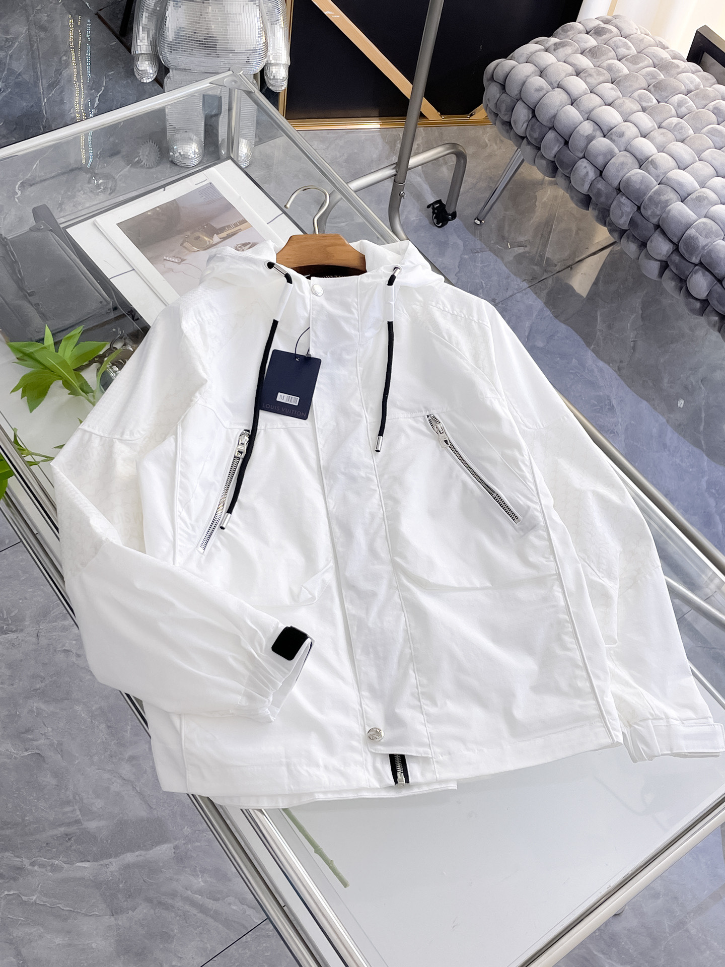 NO:732145,LV 2026 spring new jacket, the new product on the show is in perfect condition, comfortable and warm, complete with three labels, full and attractive color, very outstanding design, easily upgrades the fashion sense, extremely elegant and rigorous workmanship, neat and meticulous wiring!  A masterpiece from a famous designer!  The upper body does not look bloated and is super handsome!  Available size M ~ XXXL,,louis vuitton,jackets & coats,jackets & coats,19860909LV 2026开春新款夹克外套,秀场新品品相非常完美,舒适保暖,三标齐全色泽饱满诱人,非常出彩的设计,轻松将时髦感进阶,做工极为考究严谨,走线工整细致！大牌设计师巨作！上身不显臃肿、超级帅气！现货码数M ～ XXXL,,louis vuitton,jackets & coats,jackets & coats,,Men's clothing