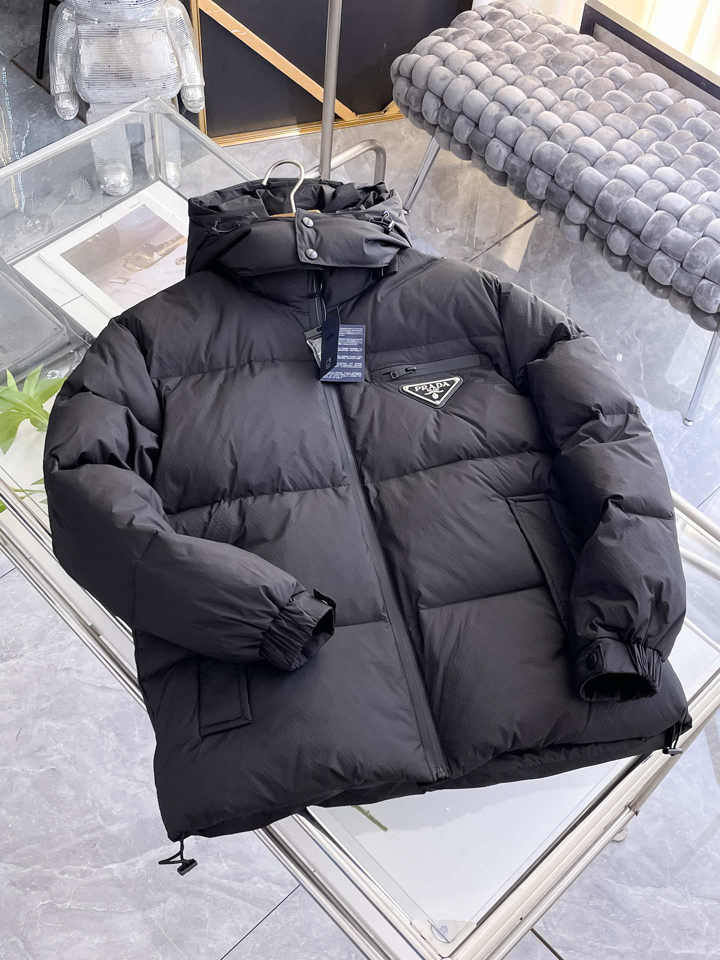 NO:732094,Prada 2025 new autumn and winter down jacket. Original 1:1 customized hardware accessories, all imported and original customization. Welcome to compare at the counter. Absolutely high quality. Made of top-grade 95 velvet. Super soft. Filled with feathers and fluffy. Super heavy fabrics with perfect workmanship. Pay attention to the fabrics are super comfortable. Exclusive model. Non-market goods. A1. Same size for men and women. M ~ XXXL,, prada, down jacket,19860909普拉达 2025秋冬新款羽绒服 原版1:1订制五金配件全进口原版定制 欢迎专柜对比 绝对的高品质 采用顶级95绒 超柔软 充羽量蓬松饱满 超级重面料做工杠杠的版型完美 注意面料超舒服 独家款 非市场货 A1 男女同款尺码M ～XXXL,,prada,down jacket,,Men's clothing