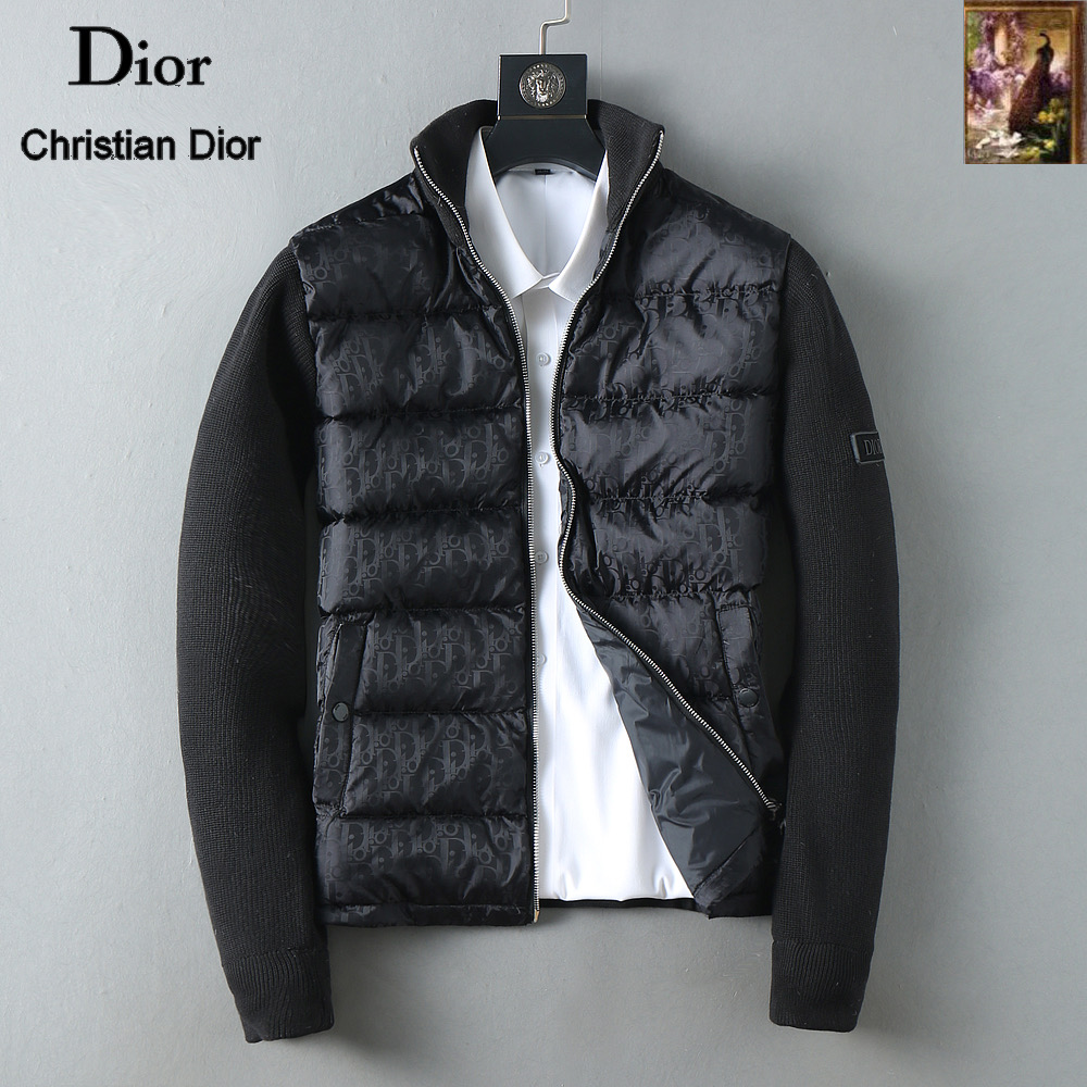 NO:599863,Dior's new 2025 autumn and winter down jacket. This is known as the most expensive down jacket in the world, all 90 down. With a classic logo combination, it is full of visual impact at first sight. It has better thermal insulation performance, is light and not heavy, and has good loft recovery after compression, and it can gather heat and lock in temperature!  Personalized color matching design, fresh and energetic!  There are too many versions circulating in the market. In addition to the different fabrics and workmanship, the biggest difference is that the filling is not goose down at all but feather silk or velvet, etc., and it is not easy to distinguish for those who don’t understand. In addition, the fabrics and workmanship are definitely not of the same level. In short, look for us and you will never go astray. All the exclusive full colors are purchased from genuine development. If you understand the quality of our down jackets, you can safely recommend it with your eyes closed. The three standards are complete!  Uniform series for men and women!  Size M-3XL. Can be worn up to 200 pounds, dior, down jacket, alexander wang19860909迪奥 2025秋冬新款羽绒服.这款号称羽绒服届最贵的,全部90绒的.带着经典的Logo组合搭配,第一眼看到就是满满的视觉冲击,保暖性能更出色,轻便不厚重,且压缩后的蓬松度恢复性好,聚热锁温！个性的拼色设计,清新有活力！市面流通的版本实在太多了,除了面料做工不同外,最大的区别就是填充物根本不是鹅绒而是羽丝或手感绒等等,而不懂的根本不容易区分.另外面料和做工也绝对不是一个级别,总之认准我们,让你绝对不跑偏,独家全色全部购入正版开发,懂我们家羽绒服质量的,完全可以放心闭眼推.三标齐全！男女同款系列！码数M-3XL.最大穿到200斤,,dior,down jacket,alexander wang,Men's clothing