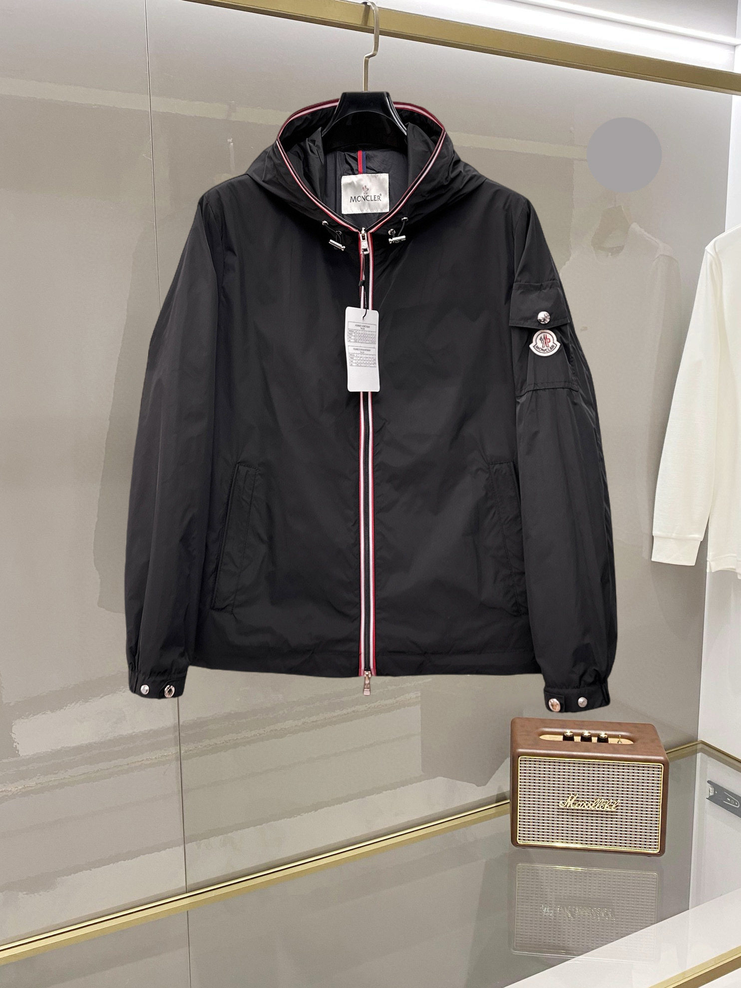 NO:732386,Mengkou 2026 new spring jacket, the new product on the show is in perfect condition, comfortable and warm, complete with three labels, full and attractive color, very outstanding design, easily upgrades the sense of fashion, the workmanship is extremely sophisticated and rigorous, and the wiring is neat and meticulous!  A masterpiece from a famous designer!  The upper body does not look bloated and is super handsome!  Available sizes M ~ XXXL,,Moncler,jackets & coats,jackets & coats,19860909蒙口 2026开春新款夹克外套,秀场新品品相非常完美,舒适保暖,三标齐全色泽饱满诱人,非常出彩的设计,轻松将时髦感进阶,做工极为考究严谨,走线工整细致！大牌设计师巨作！上身不显臃肿、超级帅气！现货码数M ～ XXXL,,Moncler,jackets & coats,jackets & coats,,Men's clothing