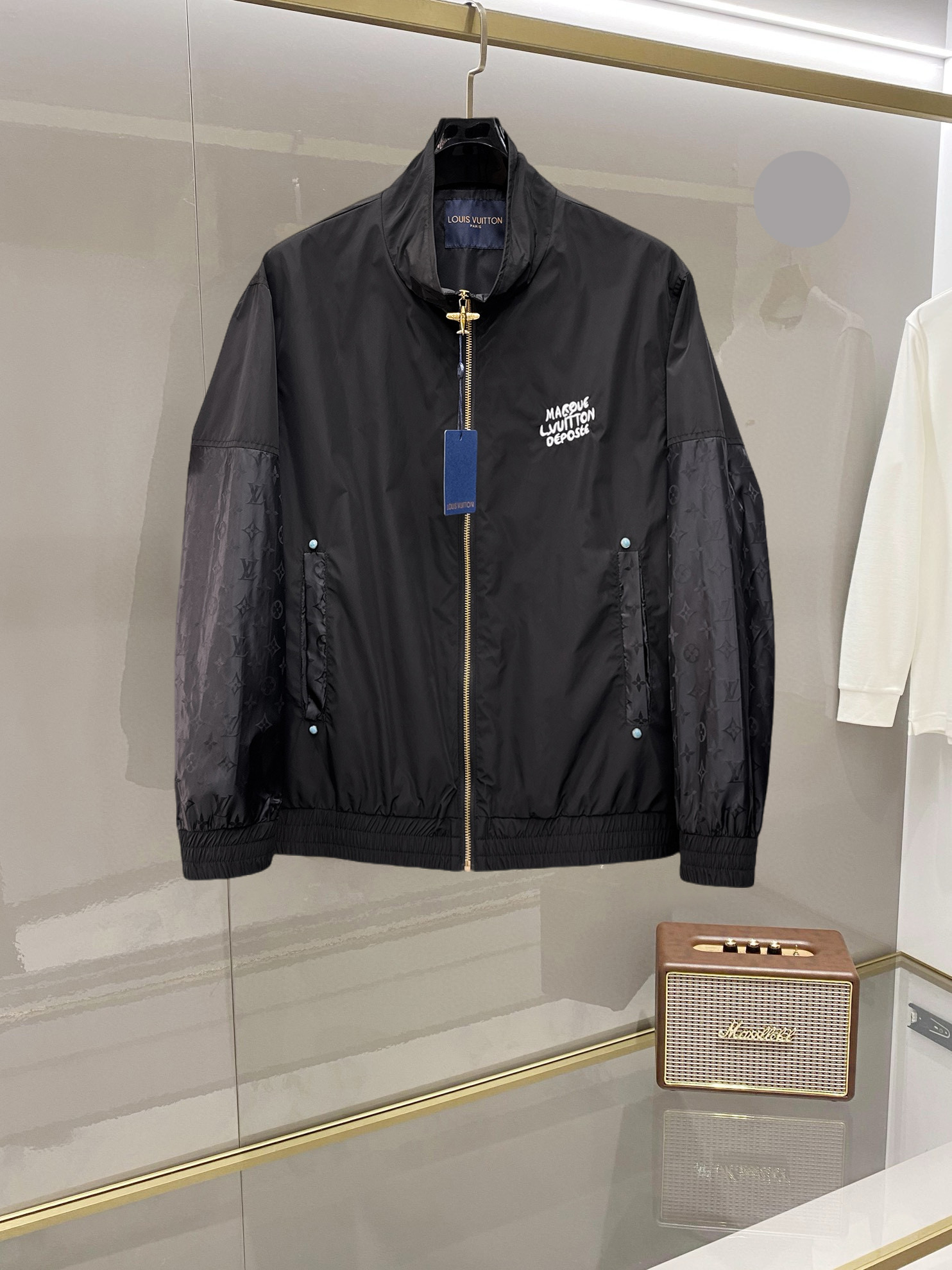 NO:732407,LV 2026 spring new jacket, the new product on the show is in perfect condition, comfortable and warm, complete with three labels, full and attractive color, very outstanding design, easily upgrades the fashion sense, extremely elegant and rigorous workmanship, neat and meticulous wiring!  A masterpiece from a famous designer!  The upper body does not look bloated and is super handsome!  Available size M ~ XXXL,,louis vuitton,jackets & coats,jackets & coats,19860909LV 2026开春新款夹克外套,秀场新品品相非常完美,舒适保暖,三标齐全色泽饱满诱人,非常出彩的设计,轻松将时髦感进阶,做工极为考究严谨,走线工整细致！大牌设计师巨作！上身不显臃肿、超级帅气！现货码数M ～ XXXL,,louis vuitton,jackets & coats,jackets & coats,,Men's clothing