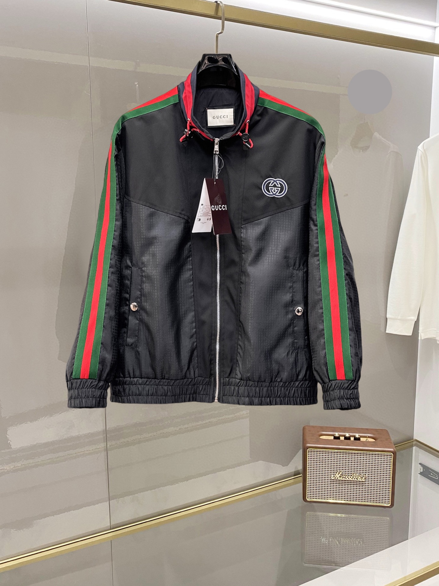 NO:732394,Gucci's 2026 spring new jacket, the new product on the show is in perfect condition, comfortable and warm, complete with three colors, full and attractive color, very outstanding design, easily upgrades the fashion sense, extremely elegant and rigorous workmanship, neat and meticulous wiring!  A masterpiece from a famous designer!  The upper body does not look bloated and is super handsome!  Available sizes M ~ XXXL,,jackets & coats,jackets & coats,19860909古奇 2026开春新款夹克外套,秀场新品品相非常完美,舒适保暖,三标齐全色泽饱满诱人,非常出彩的设计,轻松将时髦感进阶,做工极为考究严谨,走线工整细致！大牌设计师巨作！上身不显臃肿、超级帅气！现货码数M ～ XXXL,,jackets & coats,jackets & coats,,Men's clothing