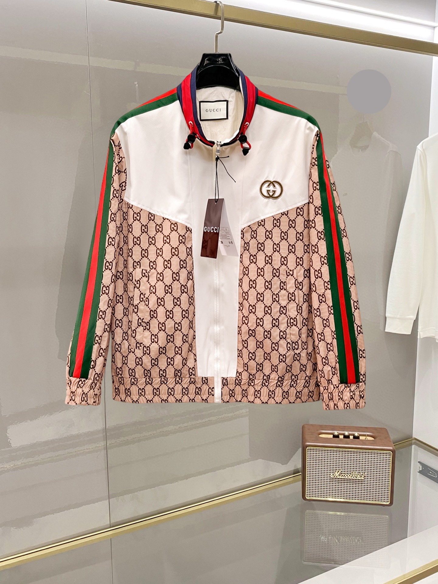 NO:732437,Gucci's 2026 spring new jacket, the new product on the show is in perfect condition, comfortable and warm, complete with three colors, full and attractive color, very outstanding design, easily upgrades the fashion sense, extremely elegant and rigorous workmanship, neat and meticulous wiring!  A masterpiece from a famous designer!  The upper body does not look bloated and is super handsome!  Available sizes M ~ XXXL,,jackets & coats,jackets & coats,19860909古奇 2026开春新款夹克外套,秀场新品品相非常完美,舒适保暖,三标齐全色泽饱满诱人,非常出彩的设计,轻松将时髦感进阶,做工极为考究严谨,走线工整细致！大牌设计师巨作！上身不显臃肿、超级帅气！现货码数M ～ XXXL,,jackets & coats,jackets & coats,,Men's clothing