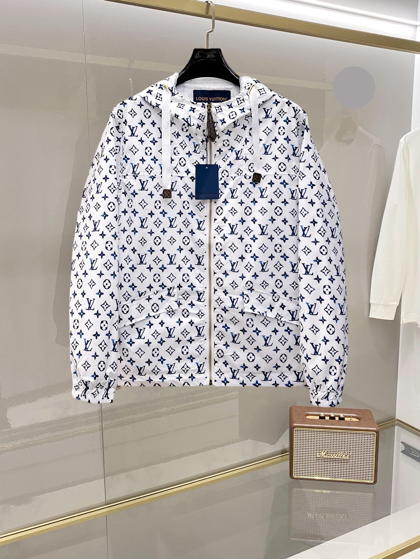 NO:732389,LV 2026 spring new jacket, the new product on the show is in perfect condition, comfortable and warm, complete with three labels, full and attractive color, very outstanding design, easily upgrades the fashion sense, extremely elegant and rigorous workmanship, neat and meticulous wiring!  A masterpiece from a famous designer!  The upper body does not look bloated and is super handsome!  Available size M ~ XXXL,,louis vuitton,jackets & coats,jackets & coats,19860909LV 2026开春新款夹克外套,秀场新品品相非常完美,舒适保暖,三标齐全色泽饱满诱人,非常出彩的设计,轻松将时髦感进阶,做工极为考究严谨,走线工整细致！大牌设计师巨作！上身不显臃肿、超级帅气！现货码数M ～ XXXL,,louis vuitton,jackets & coats,jackets & coats,,Men's clothing