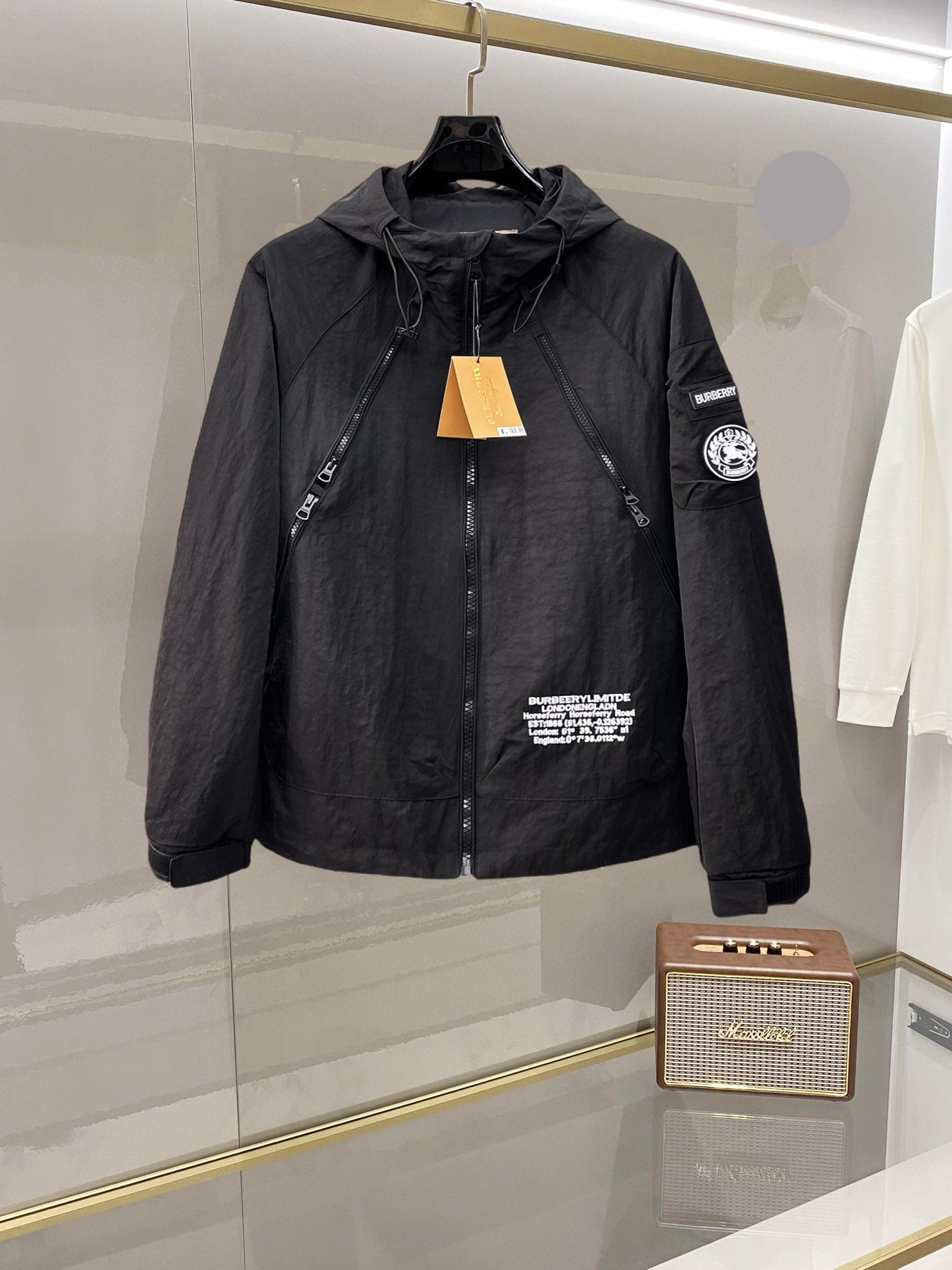 NO:732384,Burberry's 2026 spring new jacket, the new product on the show is in perfect condition, comfortable and warm, complete with three colors, full and attractive color, very outstanding design, easily upgrades the fashion sense, extremely elegant and rigorous workmanship, neat and meticulous wiring!  A masterpiece from a famous designer!  The upper body does not look bloated and is super handsome!  Available size M ~ XXXL,,burberry,jackets & coats,jackets & coats,19860909巴宝莉 2026开春新款夹克外套,秀场新品品相非常完美,舒适保暖,三标齐全色泽饱满诱人,非常出彩的设计,轻松将时髦感进阶,做工极为考究严谨,走线工整细致！大牌设计师巨作！上身不显臃肿、超级帅气！现货码数M ～ XXXL,,burberry,jackets & coats,jackets & coats,,Men's clothing