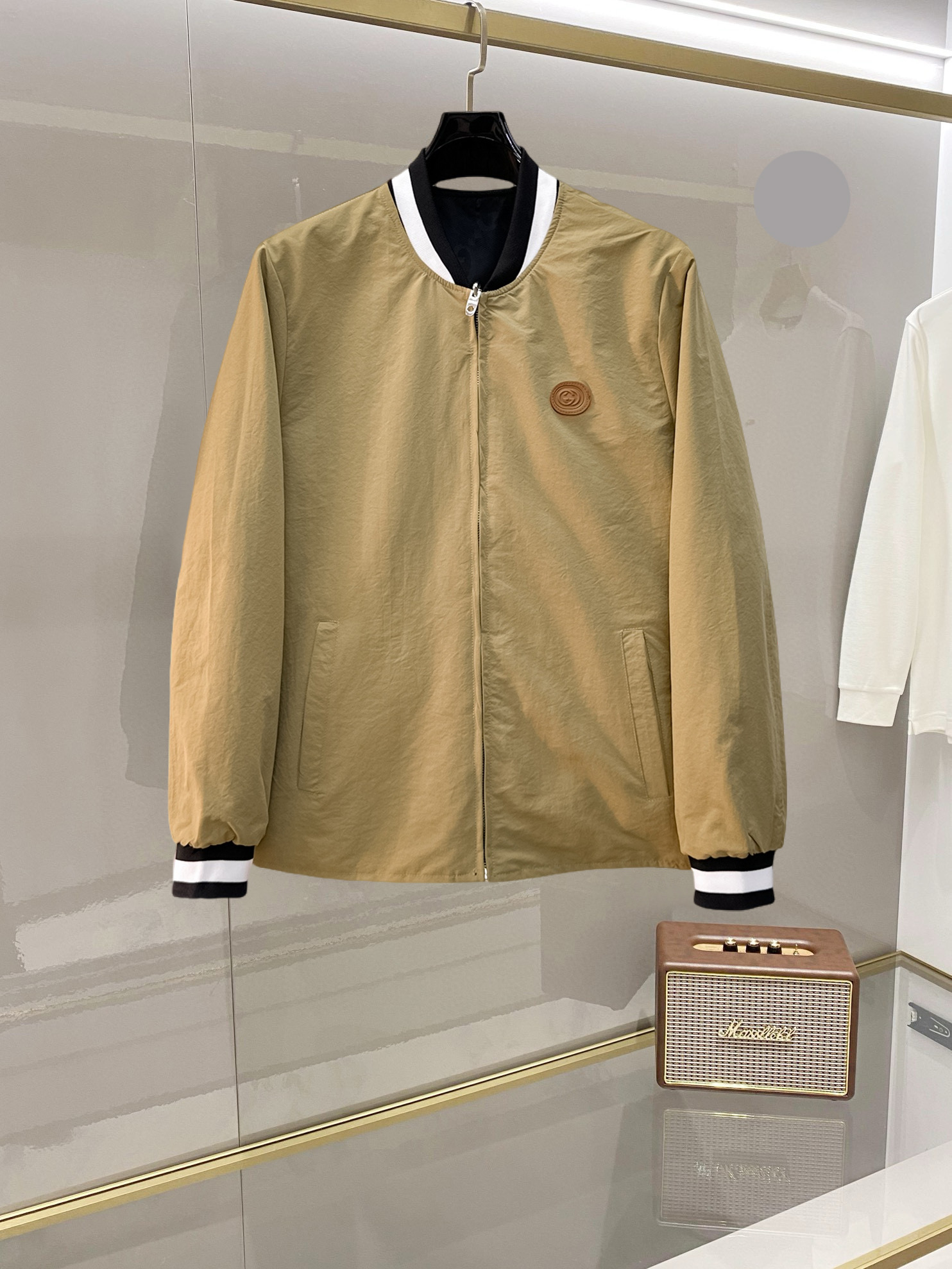 NO:732379,Gucci double-wear, 2026 spring new jacket, the new product on the show is in perfect condition, comfortable and warm, complete with three labels, full and attractive colors, very outstanding design, easily upgrades the fashion sense, extremely elegant and rigorous workmanship, neat and meticulous wiring!  A masterpiece from a famous designer!  The upper body does not look bloated and is super handsome!  Available sizes M ~ XXXL,,jackets & coats,jackets & coats,19860909古奇 双面穿,2026开春新款夹克外套,秀场新品品相非常完美,舒适保暖,三标齐全色泽饱满诱人,非常出彩的设计,轻松将时髦感进阶,做工极为考究严谨,走线工整细致！大牌设计师巨作！上身不显臃肿、超级帅气！现货码数M ～ XXXL,,jackets & coats,jackets & coats,,Men's clothing