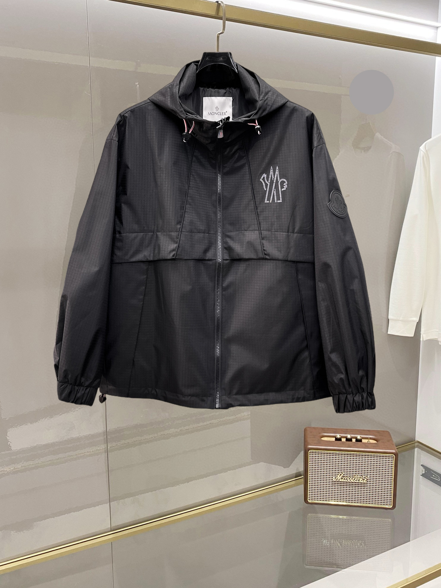 NO:732422,Mengkou 2026 new spring jacket, the new product on the show is in perfect condition, comfortable and warm, complete with three labels, full and attractive color, very outstanding design, easily upgrades the sense of fashion, the workmanship is extremely sophisticated and rigorous, and the wiring is neat and meticulous!  A masterpiece from a famous designer!  The upper body does not look bloated and is super handsome!  Available sizes M ~ XXXL,,Moncler,jackets & coats,jackets & coats,19860909蒙口 2026开春新款夹克外套,秀场新品品相非常完美,舒适保暖,三标齐全色泽饱满诱人,非常出彩的设计,轻松将时髦感进阶,做工极为考究严谨,走线工整细致！大牌设计师巨作！上身不显臃肿、超级帅气！现货码数M ～ XXXL,,Moncler,jackets & coats,jackets & coats,,Men's clothing