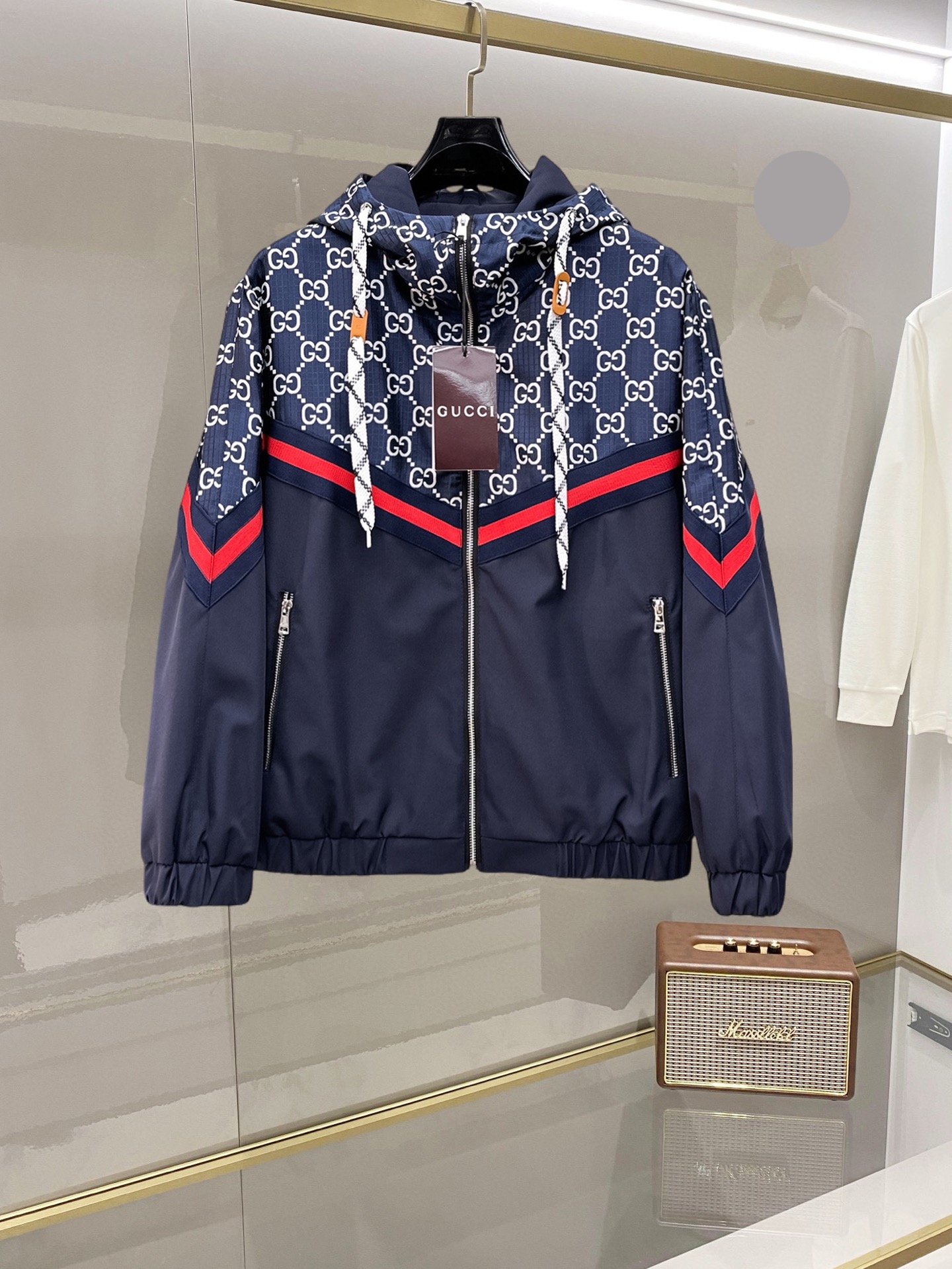 NO:732417,Gucci's 2026 spring new jacket, the new product on the show is in perfect condition, comfortable and warm, complete with three colors, full and attractive color, very outstanding design, easily upgrades the fashion sense, extremely elegant and rigorous workmanship, neat and meticulous wiring!  A masterpiece from a famous designer!  The upper body does not look bloated and is super handsome!  Available sizes M ~ XXXL,,jackets & coats,jackets & coats,19860909古奇 2026开春新款夹克外套,秀场新品品相非常完美,舒适保暖,三标齐全色泽饱满诱人,非常出彩的设计,轻松将时髦感进阶,做工极为考究严谨,走线工整细致！大牌设计师巨作！上身不显臃肿、超级帅气！现货码数M ～ XXXL,,jackets & coats,jackets & coats,,Men's clothing