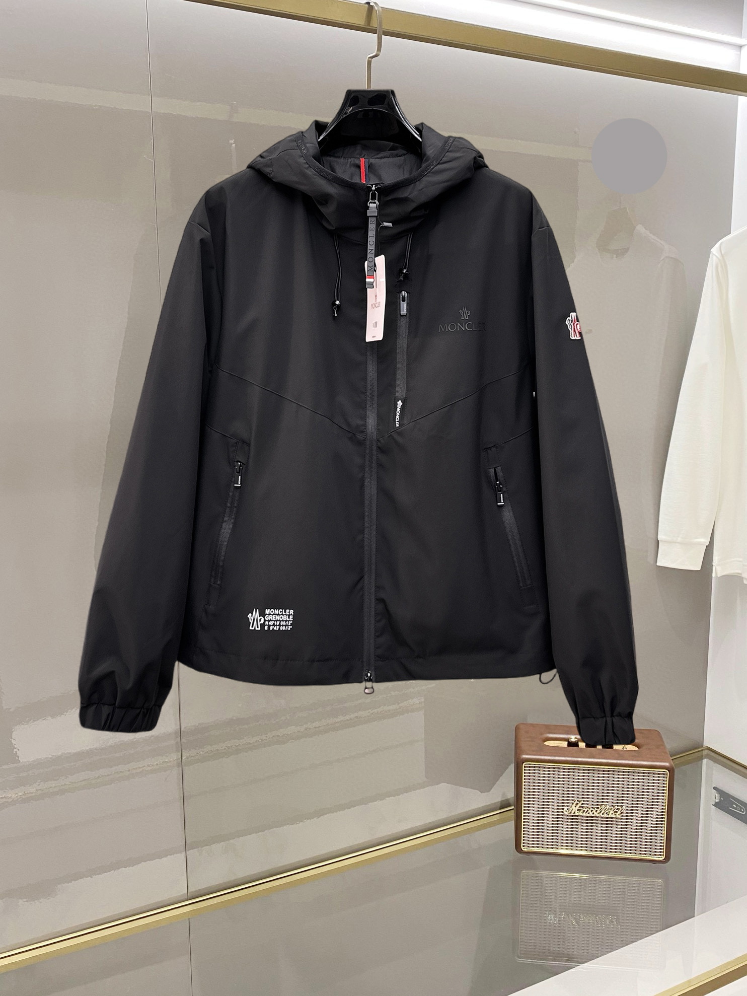 NO:732412,Mengkou 2026 new spring jacket, the new product on the show is in perfect condition, comfortable and warm, complete with three labels, full and attractive color, very outstanding design, easily upgrades the sense of fashion, the workmanship is extremely sophisticated and rigorous, and the wiring is neat and meticulous!  A masterpiece from a famous designer!  The upper body does not look bloated and is super handsome!  Available sizes M ~ XXXL,,Moncler,jackets & coats,jackets & coats,19860909蒙口 2026开春新款夹克外套,秀场新品品相非常完美,舒适保暖,三标齐全色泽饱满诱人,非常出彩的设计,轻松将时髦感进阶,做工极为考究严谨,走线工整细致！大牌设计师巨作！上身不显臃肿、超级帅气！现货码数M ～ XXXL,,Moncler,jackets & coats,jackets & coats,,Men's clothing