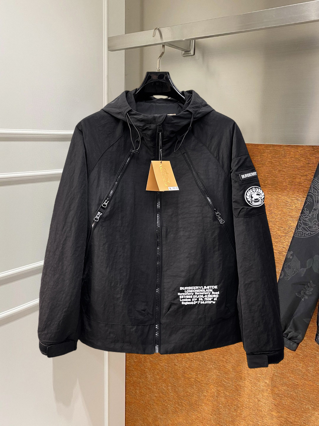 NO:746852,Burberry's 2026 spring new jacket, the new product on the show is in perfect condition, comfortable and warm, complete with three colors, full and attractive color, very outstanding design, easily upgrades the fashion sense, extremely elegant and rigorous workmanship, neat and meticulous wiring!  A masterpiece from a famous designer!  The upper body does not look bloated and is super handsome!  Available size M ~ XXXL,,burberry,jackets & coats,jackets & coats,19860909巴宝莉 2026开春新款夹克外套,秀场新品品相非常完美,舒适保暖,三标齐全色泽饱满诱人,非常出彩的设计,轻松将时髦感进阶,做工极为考究严谨,走线工整细致！大牌设计师巨作！上身不显臃肿、超级帅气！现货码数M ～ XXXL,,burberry,jackets & coats,jackets & coats,,Men's clothing