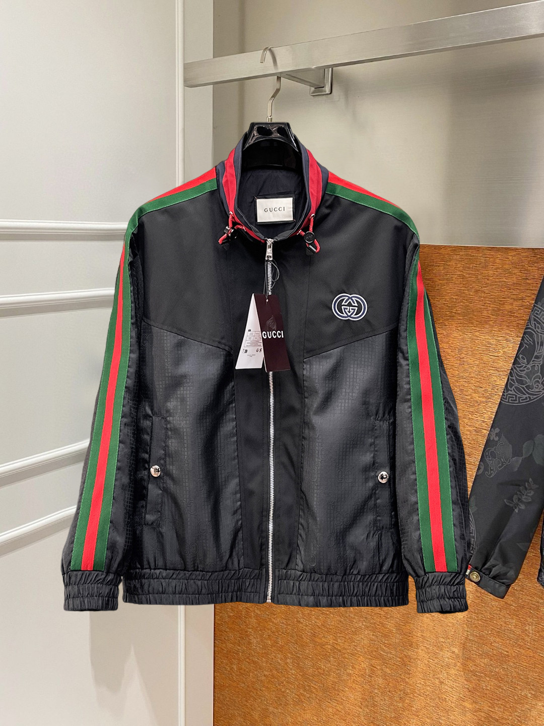 NO:746849,Gucci's 2026 spring new jacket, the new product on the show is in perfect condition, comfortable and warm, complete with three colors, full and attractive color, very outstanding design, easily upgrades the fashion sense, extremely elegant and rigorous workmanship, neat and meticulous wiring!  A masterpiece from a famous designer!  The upper body does not look bloated and is super handsome!  Available sizes M ~ XXXL,,jackets & coats,jackets & coats,19860909古奇 2026开春新款夹克外套,秀场新品品相非常完美,舒适保暖,三标齐全色泽饱满诱人,非常出彩的设计,轻松将时髦感进阶,做工极为考究严谨,走线工整细致！大牌设计师巨作！上身不显臃肿、超级帅气！现货码数M ～ XXXL,,jackets & coats,jackets & coats,,Men's clothing